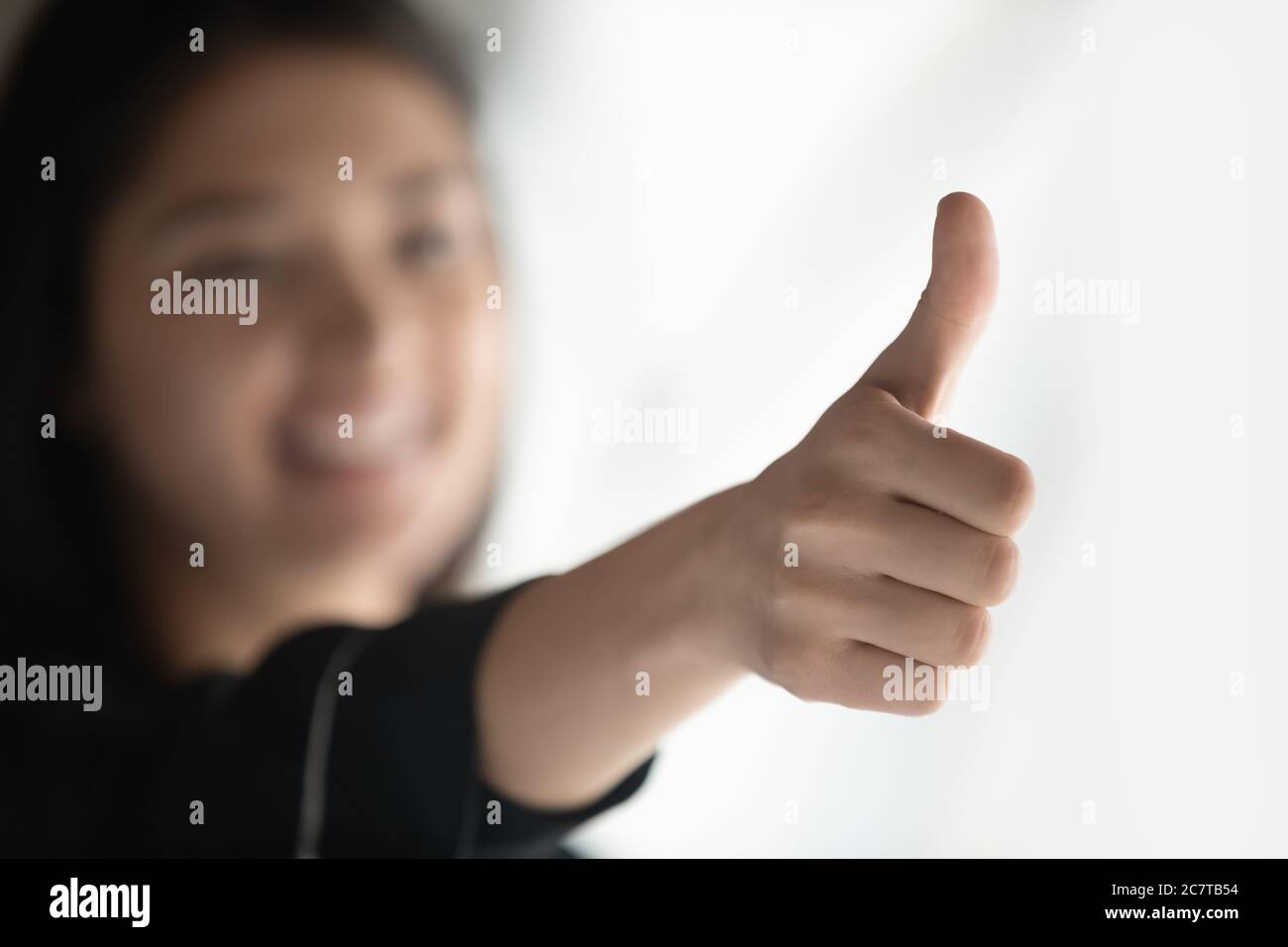 Nahaufnahme der weiblichen Klientin zeigen Daumen nach oben Stockfoto