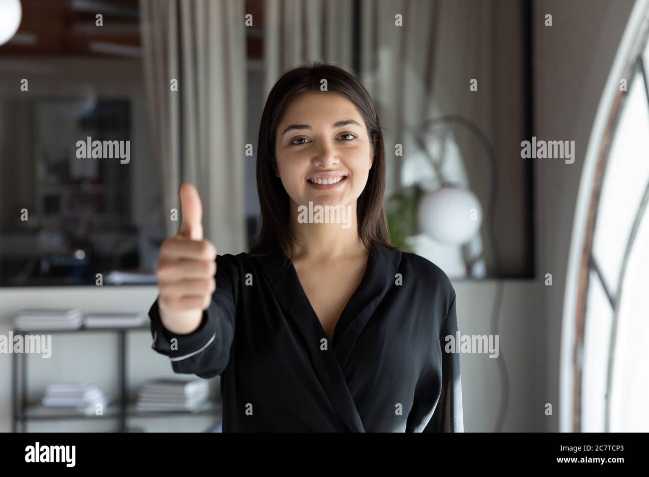 Portrait der lächelnden indischen weiblichen Angestellten zeigen Daumen nach oben Stockfoto