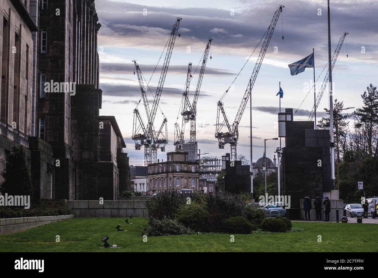 Kranbau In Edinburgh Der Hauptstadt Von Schottland Teil Von Grossbritannien Blick Vom Hof Des Schottischen Regierungsgebaude Stockfotografie Alamy