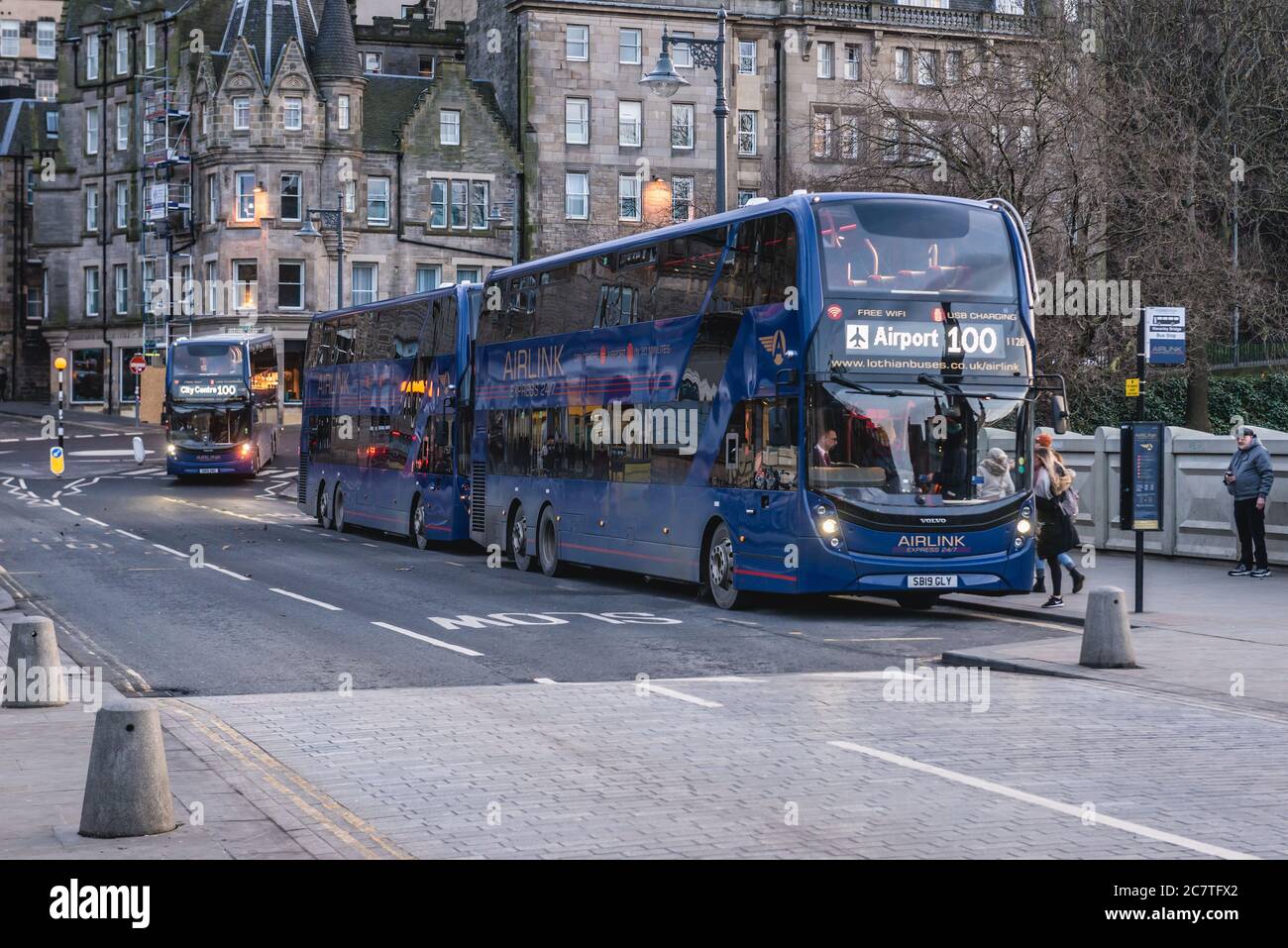 Flughafenlinie 100 auf der Waverley Bridge in Edinburgh, der Hauptstadt Schottlands, Teil von Großbritannien Stockfoto