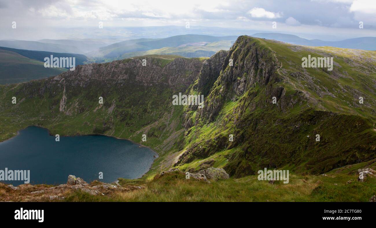 Sommer Blick auf Llyn CAU und die dramatischen Klippen unter dem Minffordd Pfad aufsteigend Cadair Idris Stockfoto