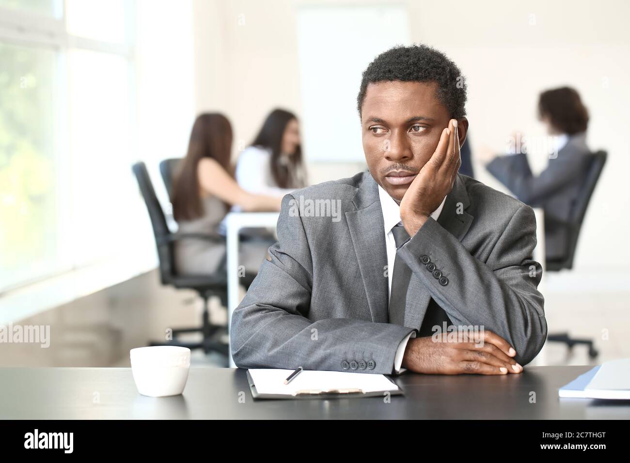 Einsamer afroamerikanischer Geschäftsmann im Büro. Stoppen Sie Rassismus Stockfoto