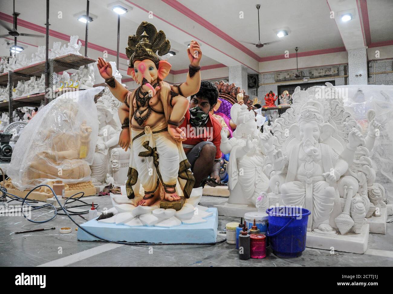 Mumbai, Indien. Juli 2020. Ein Arbeiter malt während des Festivals ein Idol des Hindu-Elefanten-Gottes Ganesh. Ganesh Chaturthi auch bekannt als Vinayaka Chaturthi ist ein hinduistisches Festival, das die Ankunft von Herrn Ganesha zur Erde von Kailash Parvat mit seiner Mutter Göttin Parvati/Gauri feiert. Kredit: SOPA Images Limited/Alamy Live Nachrichten Stockfoto