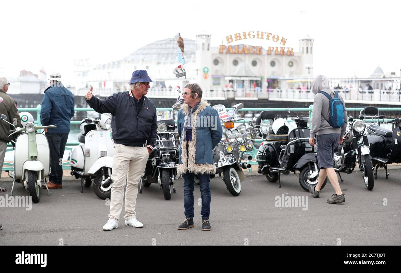 Brighton, Großbritannien. 19. Juli 2020 Mods und Rockers aus dem ganzen Land versammeln sich am Eingang des Palace Pier und protestieren für die Wiedereröffnung des Madeira Drive. Madeira Drive wird seit mehr als einem Jahrhundert für Autofahren genutzt, wurde aber vor kurzem vom Brighton Council während der Coronavirus-Pandemie geschlossen. Kredit: James Boardman / Alamy Live Nachrichten Stockfoto