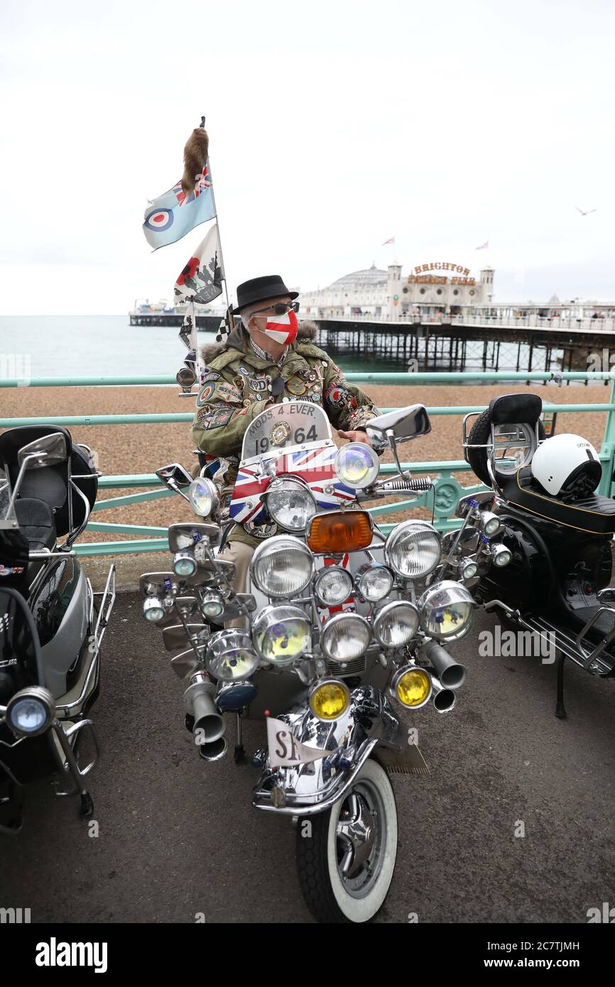Brighton, Großbritannien. 19. Juli 2020 Mods und Rockers aus dem ganzen Land versammeln sich am Eingang des Palace Pier und protestieren für die Wiedereröffnung des Madeira Drive. Madeira Drive wird seit mehr als einem Jahrhundert für Autofahren genutzt, wurde aber vor kurzem vom Brighton Council während der Coronavirus-Pandemie geschlossen. Kredit: James Boardman / Alamy Live Nachrichten Stockfoto