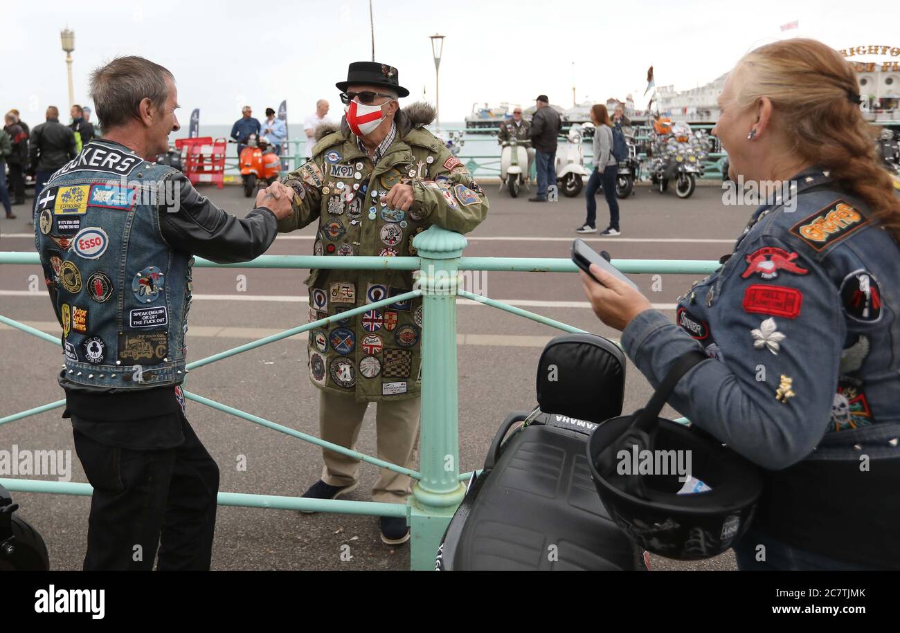 Brighton, Großbritannien. 19. Juli 2020 Mods und Rockers aus dem ganzen Land versammeln sich am Eingang des Palace Pier und protestieren für die Wiedereröffnung des Madeira Drive. Madeira Drive wird seit mehr als einem Jahrhundert für Autofahren genutzt, wurde aber vor kurzem vom Brighton Council während der Coronavirus-Pandemie geschlossen. Kredit: James Boardman / Alamy Live Nachrichten Stockfoto