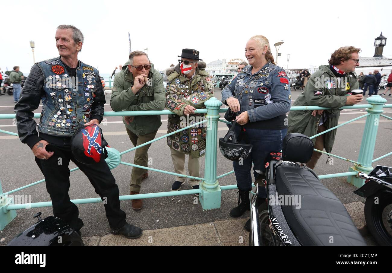 Brighton, Großbritannien. 19. Juli 2020 Mods und Rockers aus dem ganzen Land versammeln sich am Eingang des Palace Pier und protestieren für die Wiedereröffnung des Madeira Drive. Madeira Drive wird seit mehr als einem Jahrhundert für Autofahren genutzt, wurde aber vor kurzem vom Brighton Council während der Coronavirus-Pandemie geschlossen. Kredit: James Boardman / Alamy Live Nachrichten Stockfoto