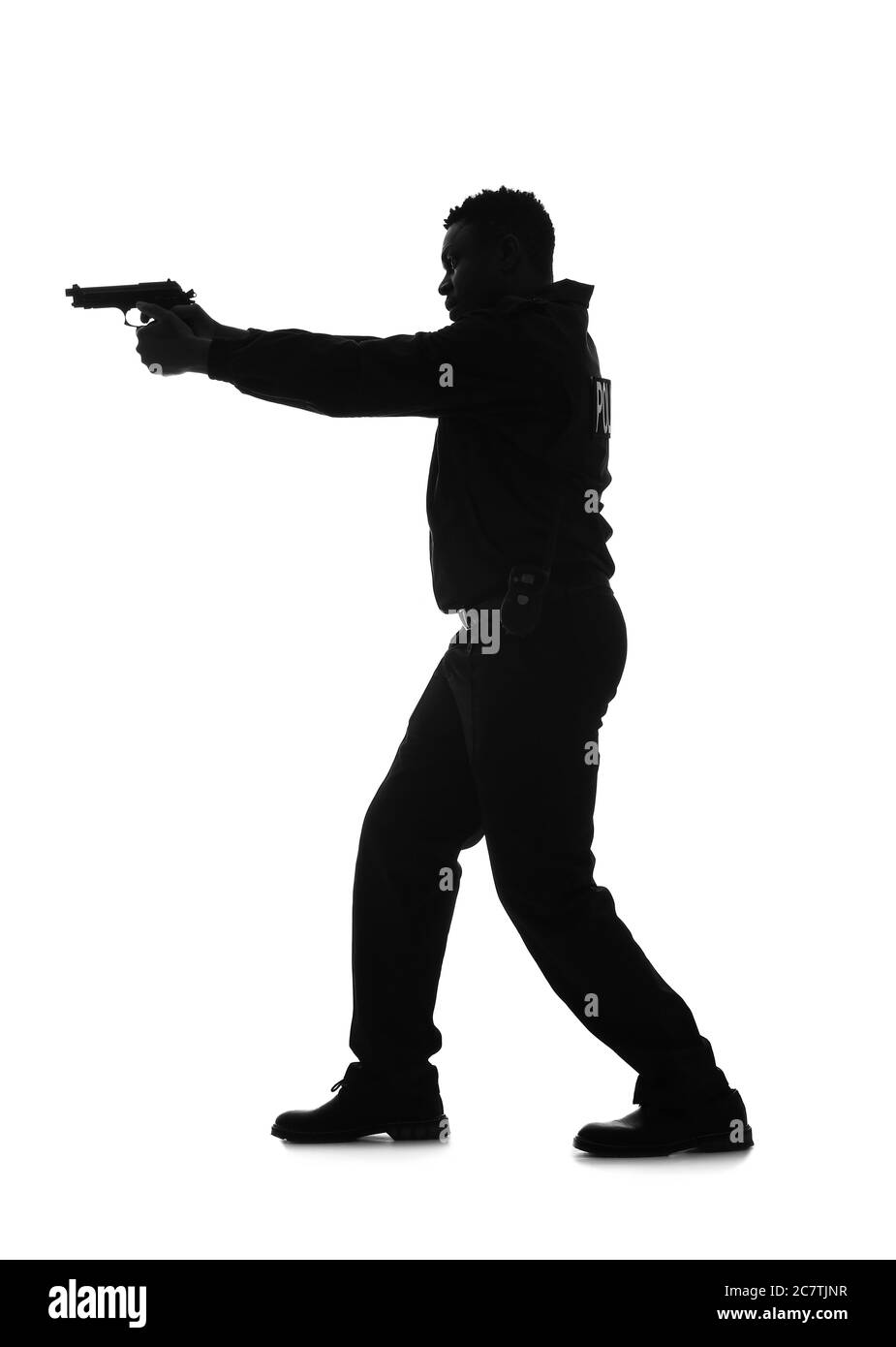 Silhouette von aggressiven afroamerikanischen Polizeibeamten mit Pistole auf weißem Hintergrund Stockfoto