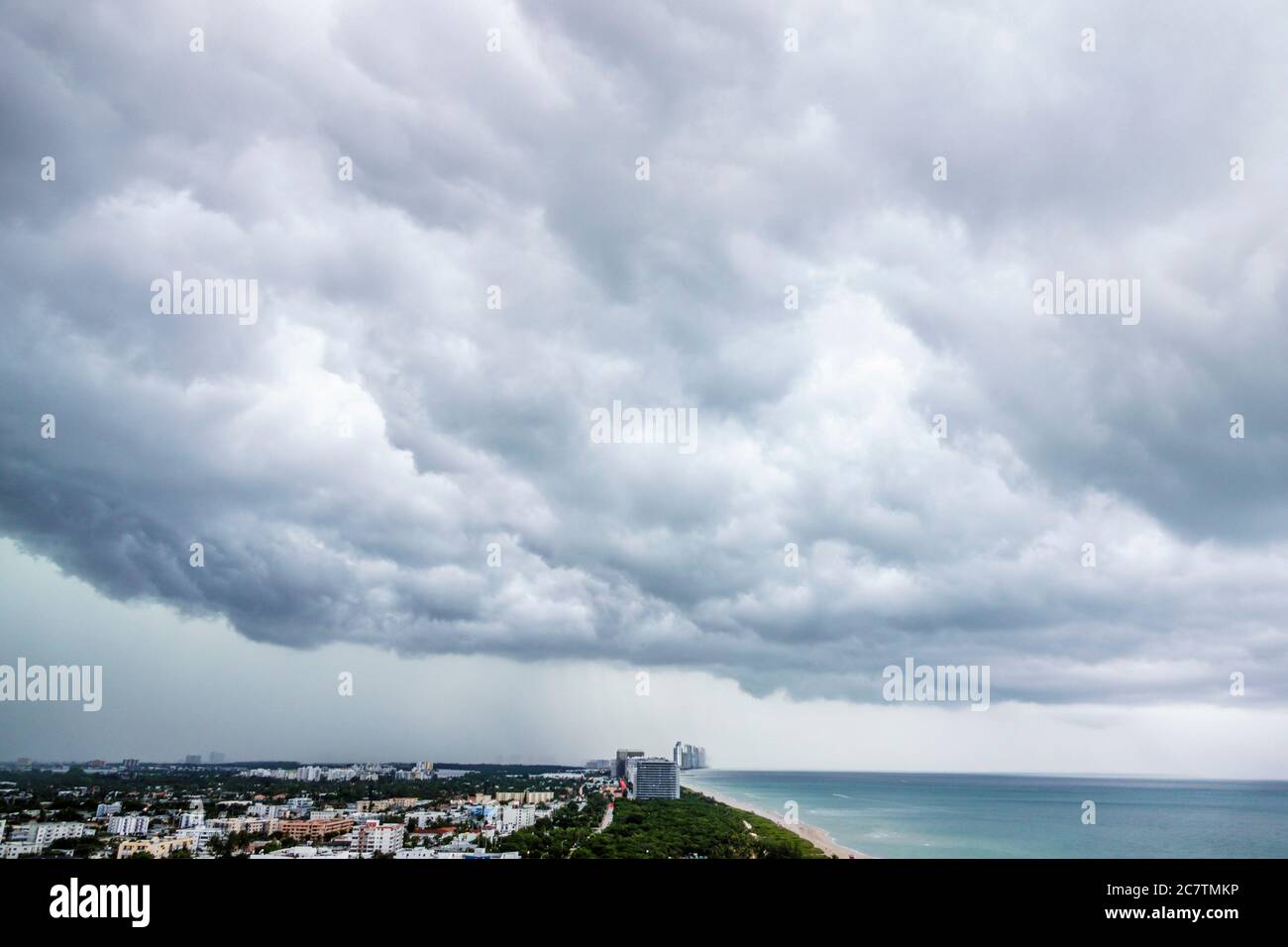 Miami Beach, Florida, Wasser im Atlantischen Ozean, Küste, Sturm, Regen, Wolken, Wetter, Skyline-Ansicht, Luftaufnahme von oben, Besucher reisen nach Stockfoto