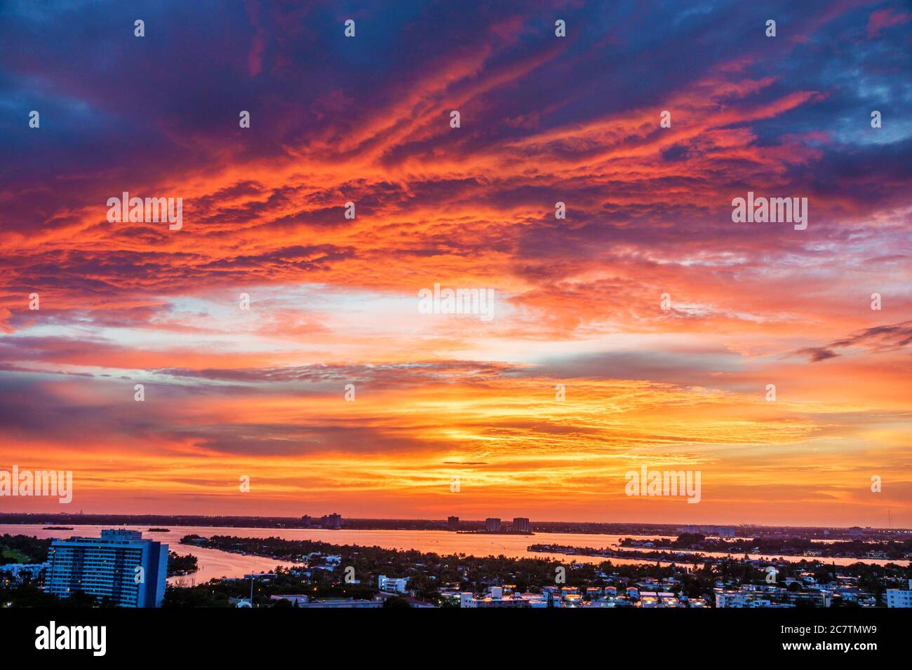 Miami Beach Florida, Biscayne Bay Water, Skyline der Stadt, Panoramablick, Wolken, dramatische Farben, Sonnenuntergang, Besucher reisen Reise Tourismus Landma Stockfoto