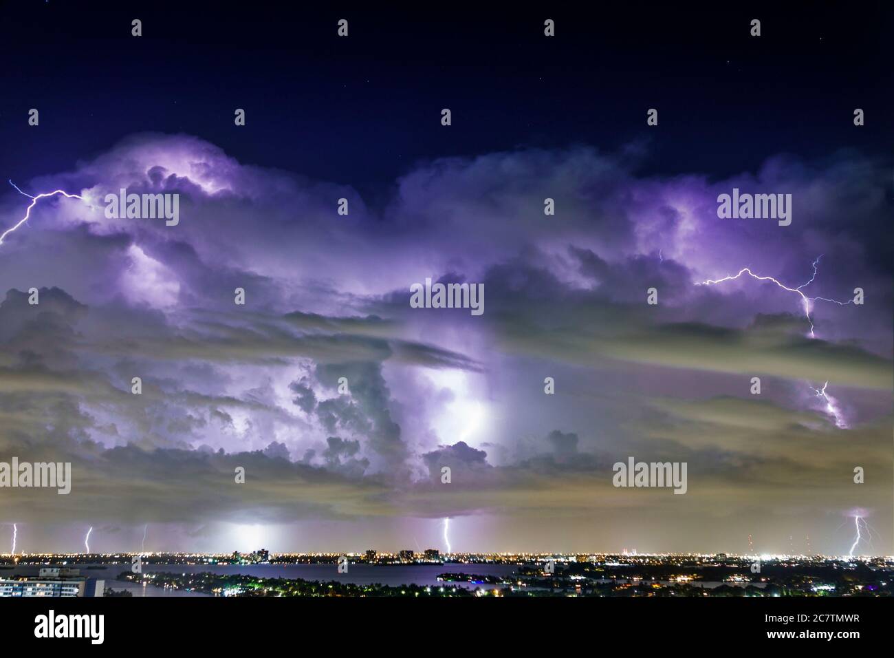 Miami Beach Florida, Biscayne Bay Water, City Skyline, Sturmwolken, Wolken-zu-Boden-Blitzbolzen Streifen, Wetter Nacht Nacht Stockfoto