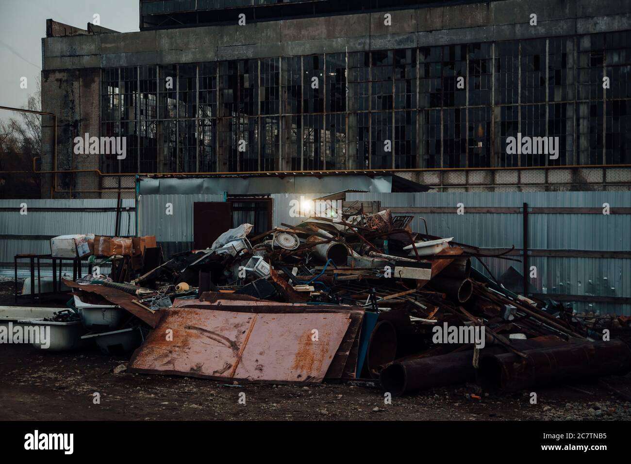 Haufen von Schrott auf Schrott in verlassenen Industriegebiet Stockfoto
