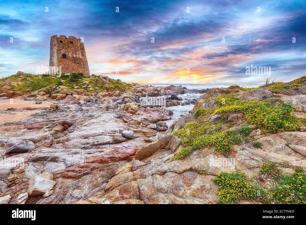 Fantastische Sonnenuntergangsansicht des Bari Sardo Turms im Golf von Orosei. Lage: Bari sardo, Provinz Ogliastra, Sardinien, Italien, Europa Stockfoto