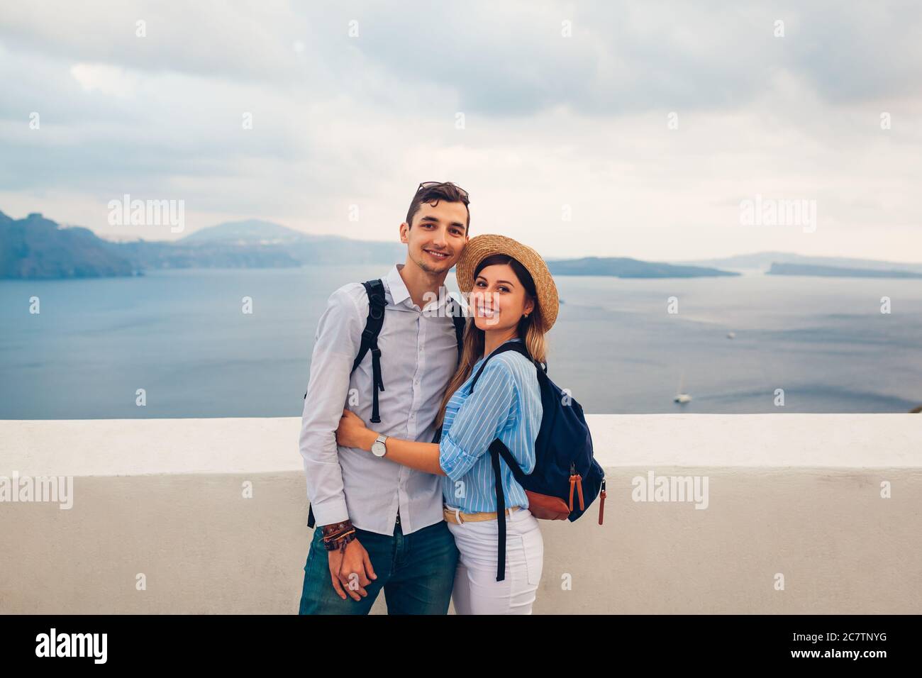 Verliebte Paare genießen die Flitterwochen auf Santorini Insel Griechenland bei Sonnenuntergang in Oia. Sommerurlaub Reisen Stockfoto Verliebte Paare genießen die Flitterwochen auf Santorini Insel Griechenland bei Sonnenuntergang in Oia. Sommerurlaub Reisen Stockfoto