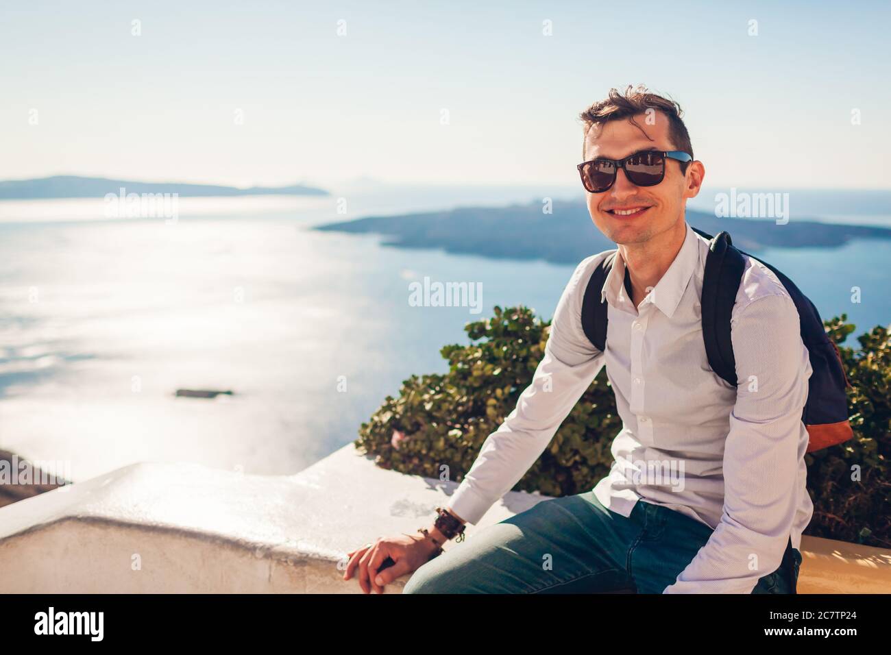 Santorini Reisender Mann entspannend genießen Caldera Landschaft Blick in Fira, Griechenland. Tourismus, Reisen, Sommerurlaub Stockfoto Santorini Reisender Mann entspannend genießen Caldera Landschaft Blick in Fira, Griechenland. Tourismus, Reisen, Sommerurlaub Stockfoto