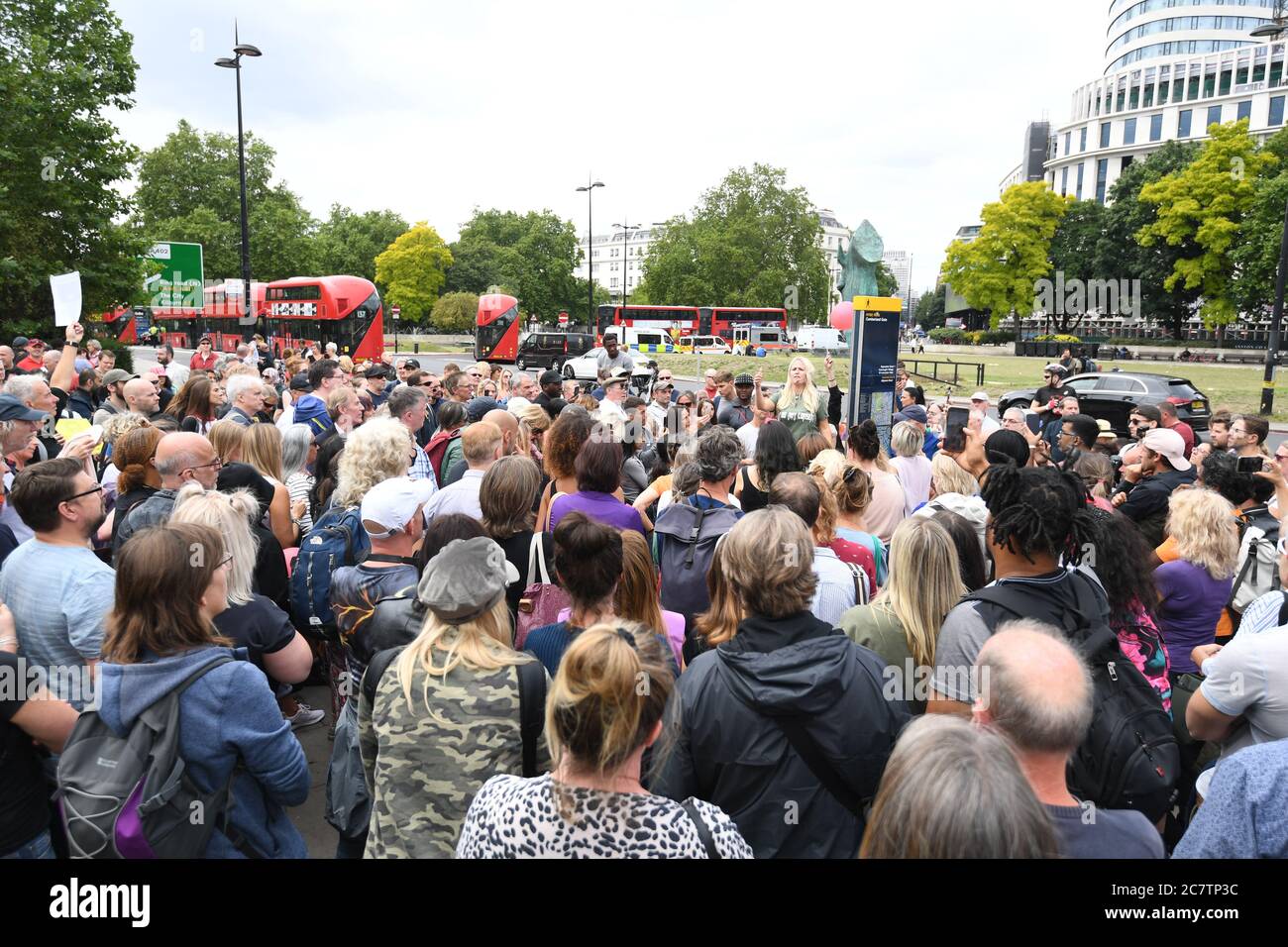 Menschen nehmen an einem Protest gegen das Tragen von Masken während des Coronavirus-Ausbruchs im Hyde Park, London, Teil. Stockfoto