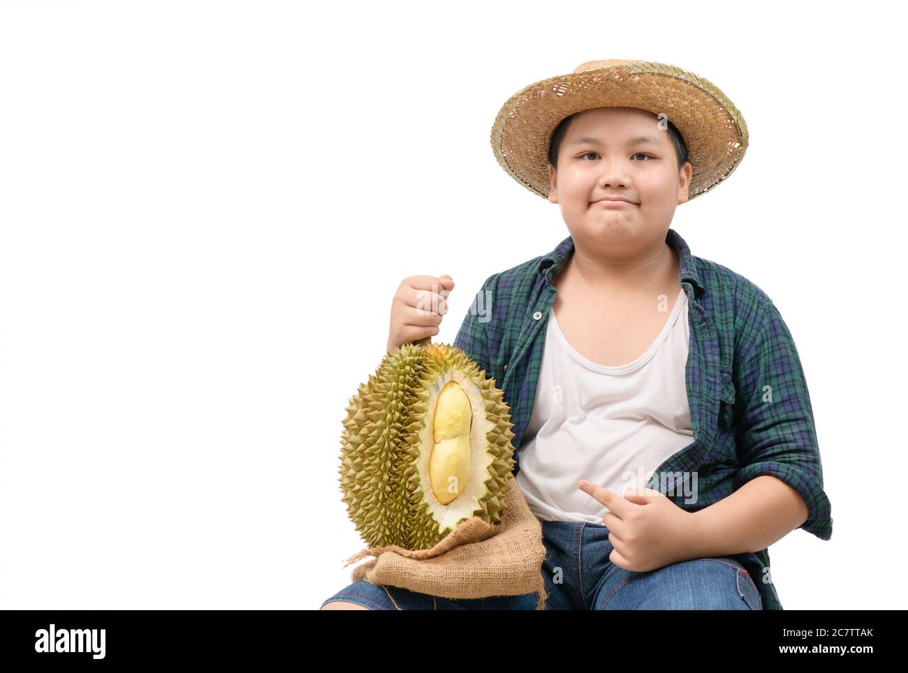 Netter Junge Bauer halten Durian und ein Finger zeigte auf den Durian. Isoliert auf weißem Hintergrund und Kopieplatz für Eingabetext. - das Konzept des Verkaufs von g Stockfoto