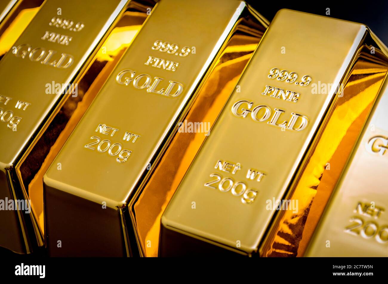 Nationale Reserve von Gold, finanzielle Stabilität und Rohstoffhandel Konzept mit vielen reinen soliden Goldbarren in einem rohen auf schwarzem Hintergrund mit Kopie-spc Stockfoto