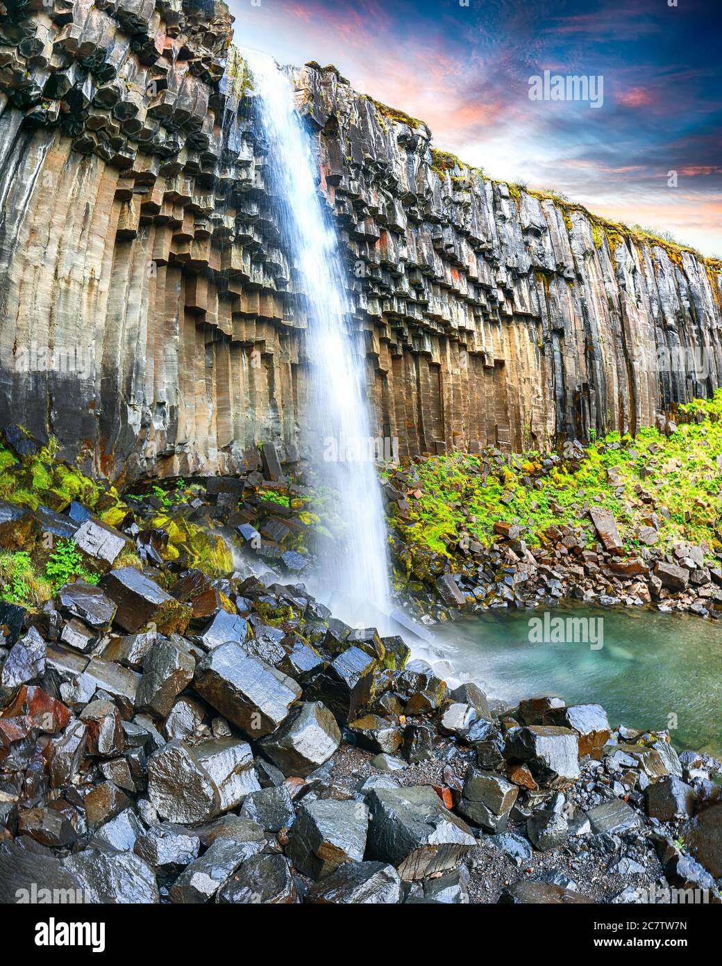 Herrliche Aussicht auf den Wasserfall von Svartifoss mit Basaltsäulen auf Südisland. Ort Skaftafell Nationalpark, Vatnajokull Gletscher, Island, Europa. Stockfoto