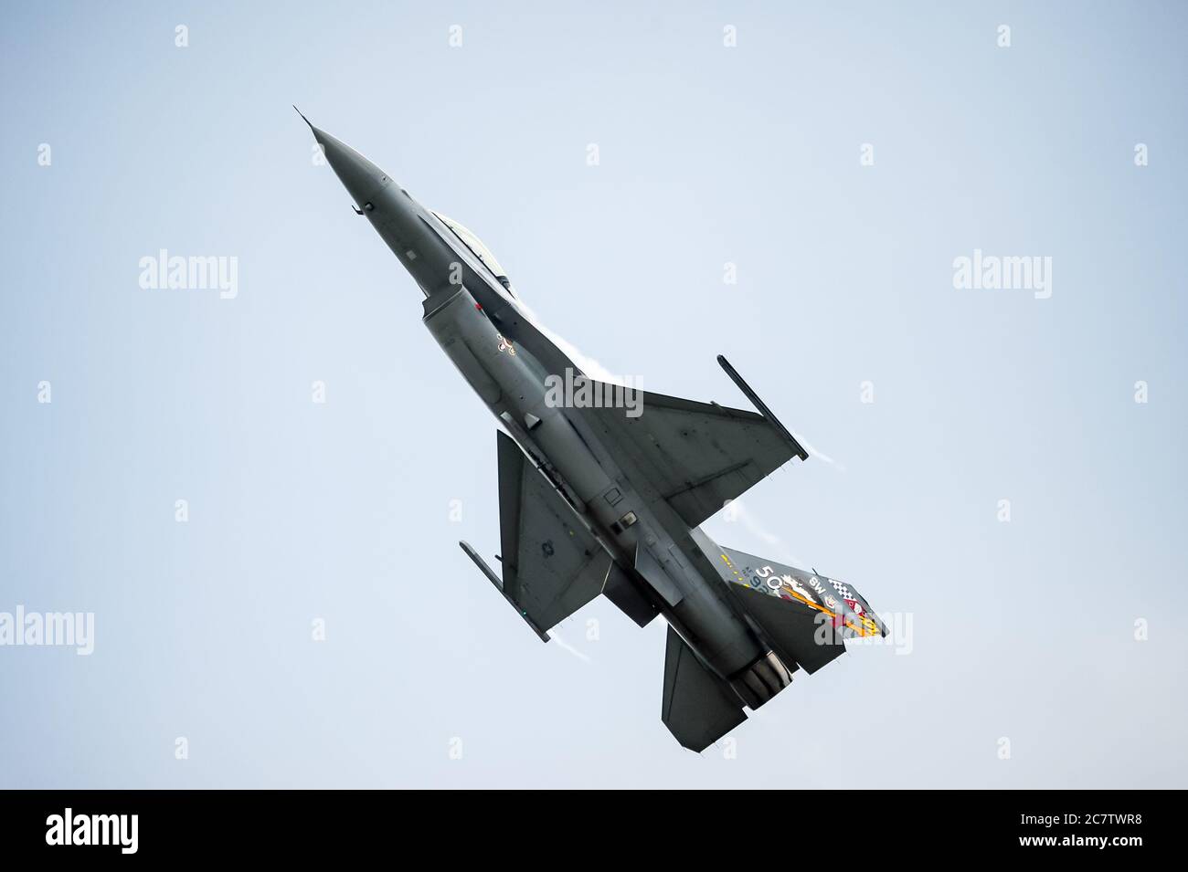 F16 Viper Demo Team fliegt auf der Rhode Island National Guard Airshow. Stockfoto