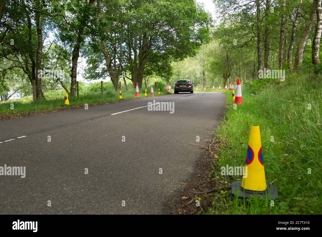 Loch Lomond und Trossachs National Park, Schottland, Großbritannien. 19. Juli 2020 im Bild: Der Duke’s Pass um Loch Achray in den Trossachs wurde von der Polizei wegen Bedenken wegen Staus und „gefährlicher Parkplätze“ auf der neu eröffneten Heart 200 Route geschlossen. der rat von Stirling arbeitet daran, bald einen dauerhaften, klaren Weg für diesen Straßenabschnitt zu schaffen, um die Straße durch Verkehrsregulierung sicherer zu machen. Bedenken wurden über die relativ schlechte Straßenzustand erhoben, aber rat Bosse gingen trotzdem Sichtung kommerziellen Gewinn für die Gegend. Quelle: Colin Fisher/Alamy Live News. Stockfoto