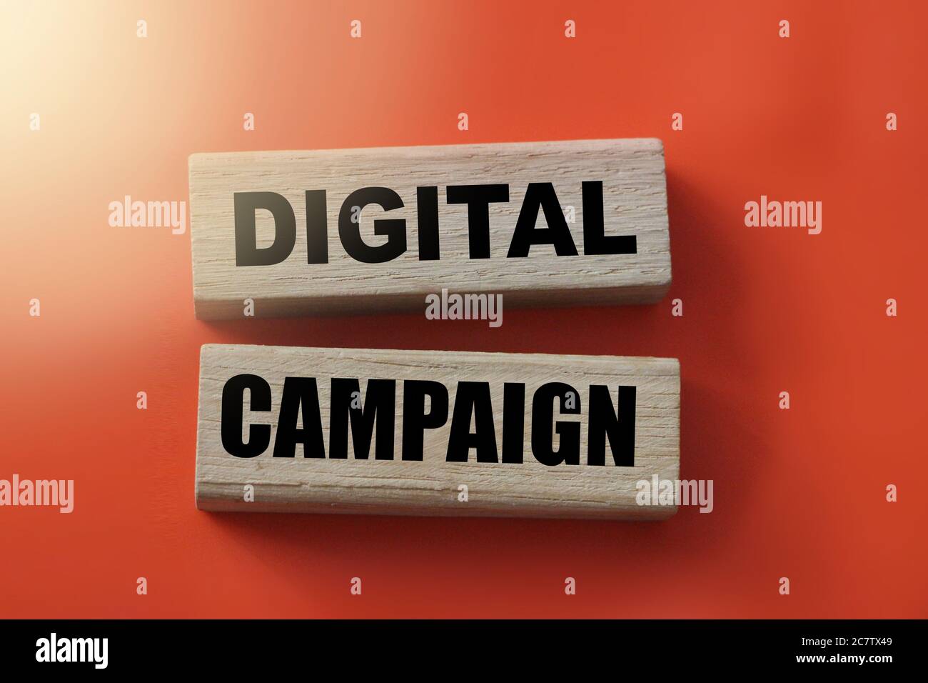 Digitale Kampagne auf Holzblöcken auf Rot geschrieben. Online-Geschäftskonzept Stockfoto