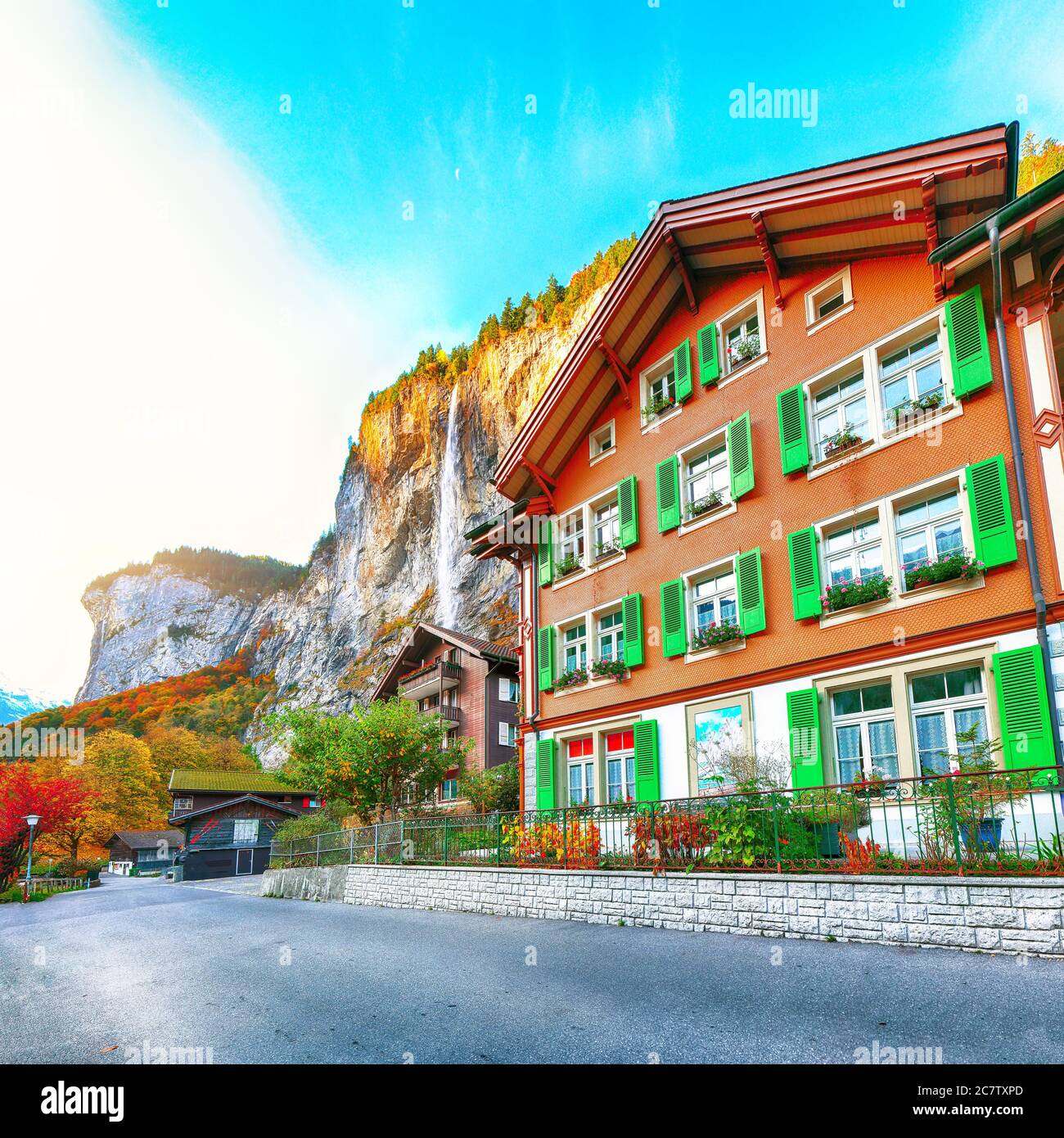 Fantastische Herbstansicht des Lauterbrunnens Dorf mit herrlichem Wasserfall Staubbach im Hintergrund. Lage: Lauterbrunnen Dorf, Berner Oberland Stockfoto
