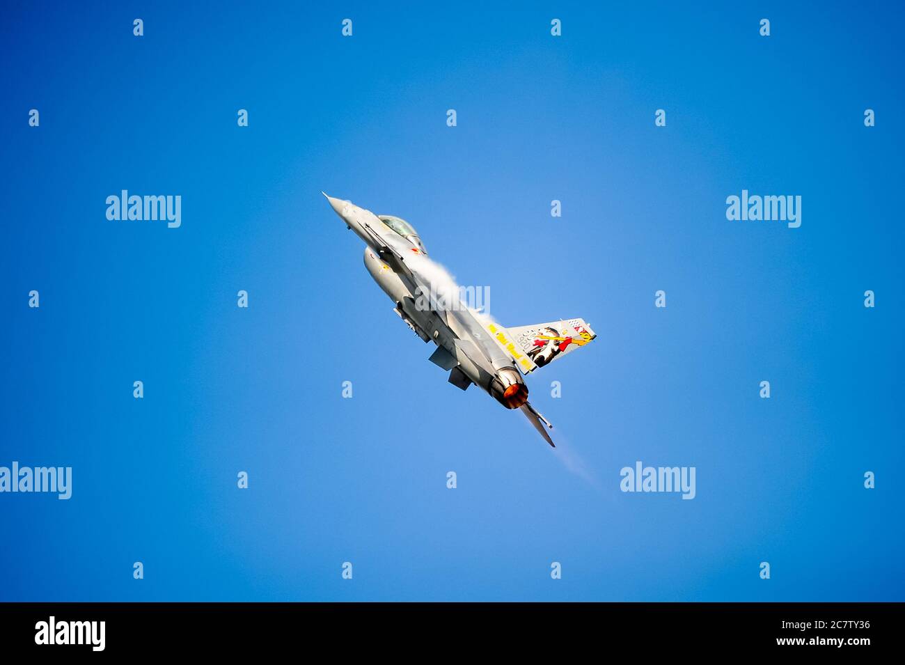 F-16 Kampfjet mit dem Viper Demo Team steigt in den Himmel. Stockfoto