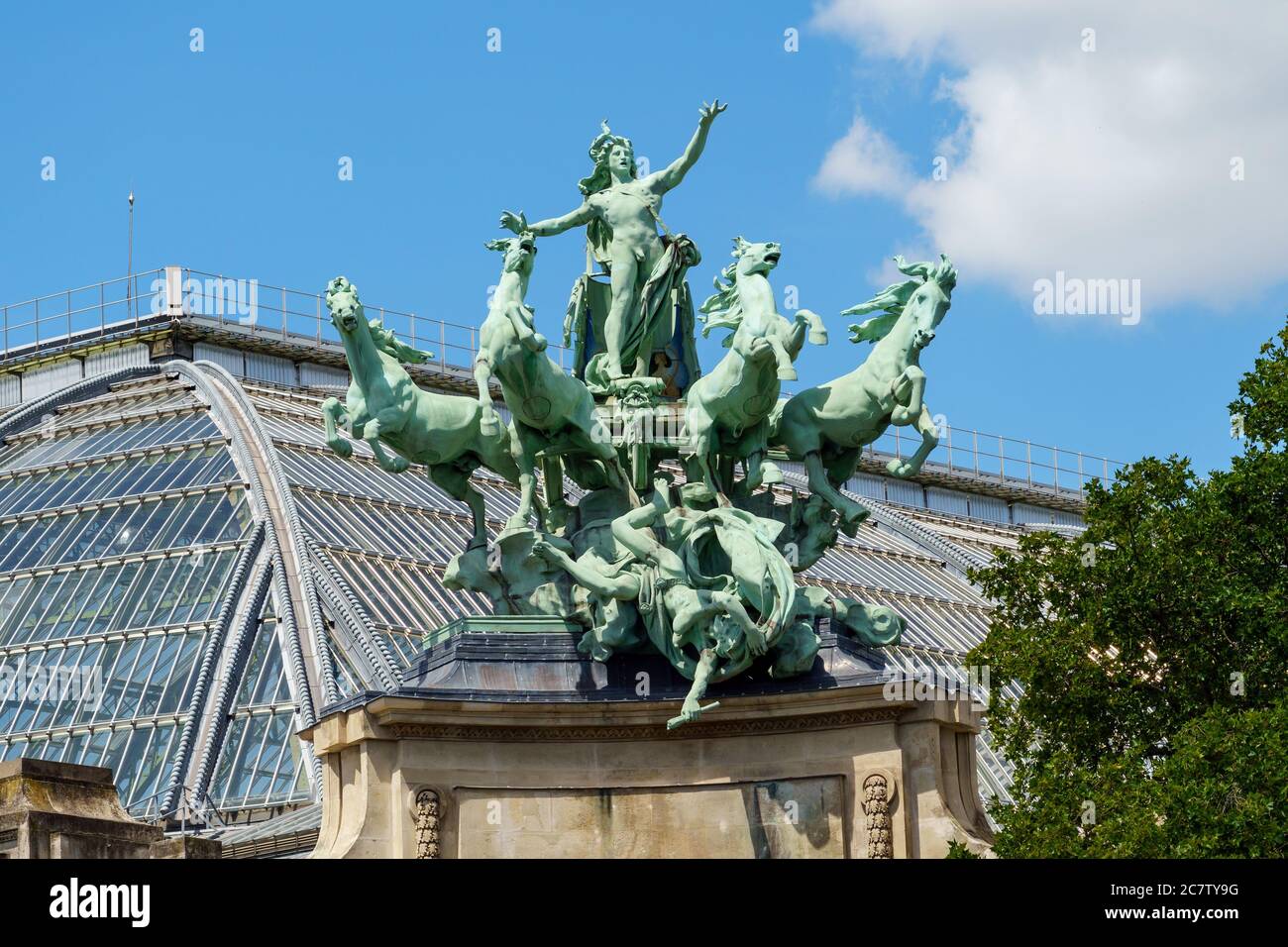 Statue Harmonie triumphiert über Discord auf dem Grand Palais in Paris Stockfoto