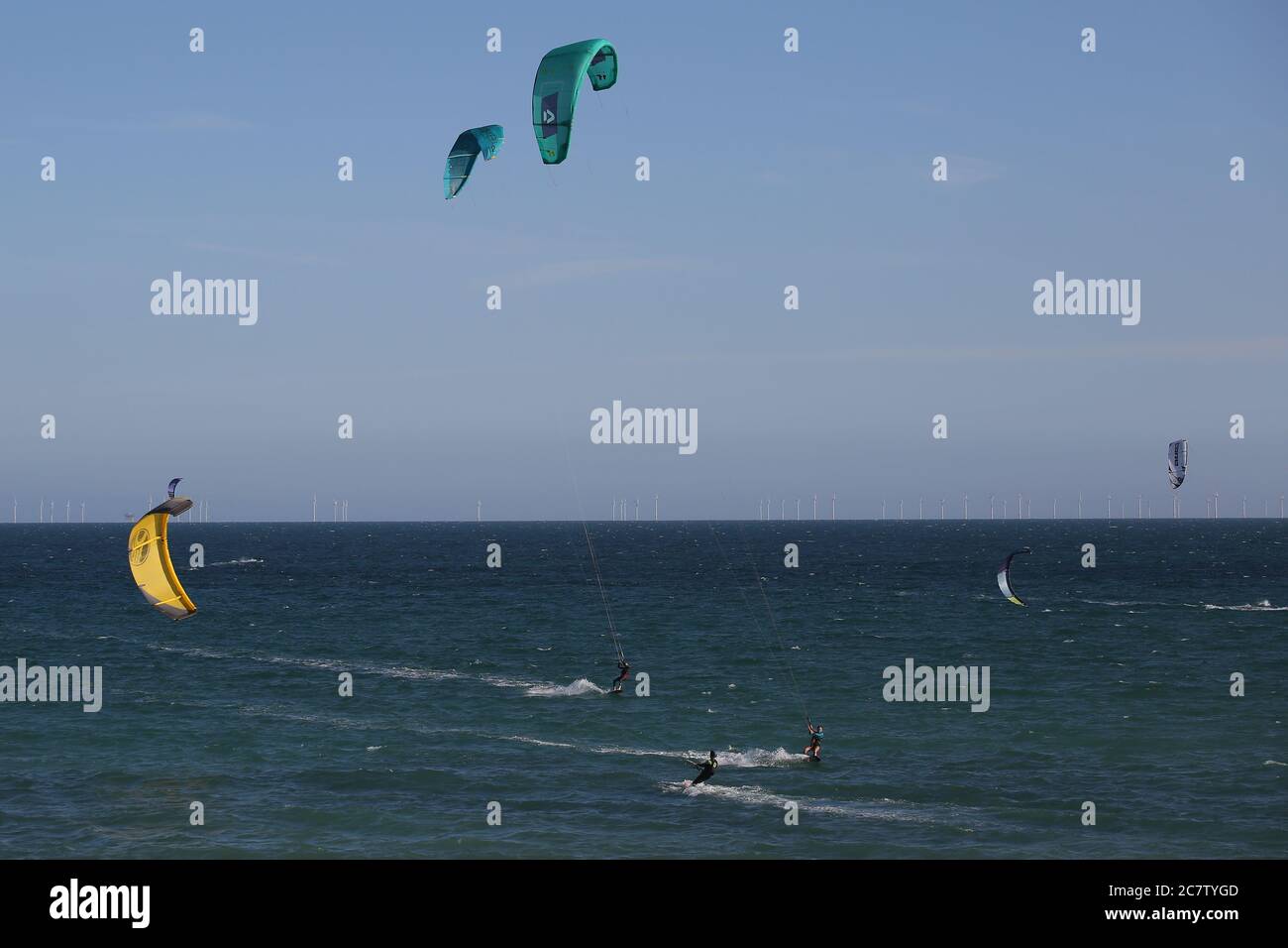 Kitesurfer in Aktion am Meer in der Nähe von Lancing Beach Stockfoto