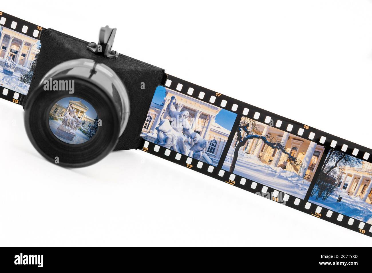 Gerät zum Anzeigen und Markieren auf Film, isoliert auf weißem Hintergrund. Klassische Fotografie. Stockfoto