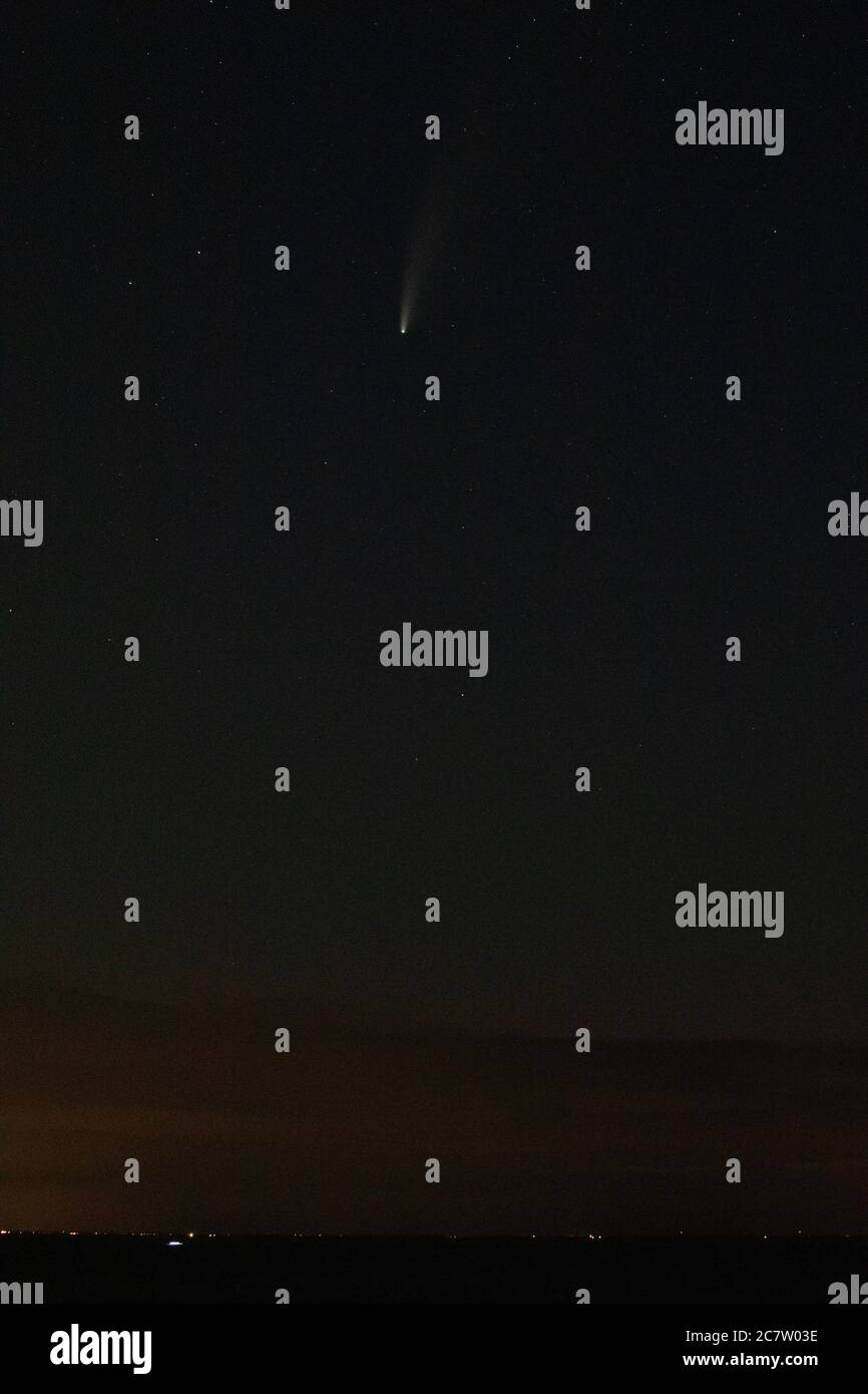 C/2020 F3 (NEOWISE) oder Comet NEOWISE, gesehen über der Themsemündung in England, 17. Juli 2020. Stockfoto