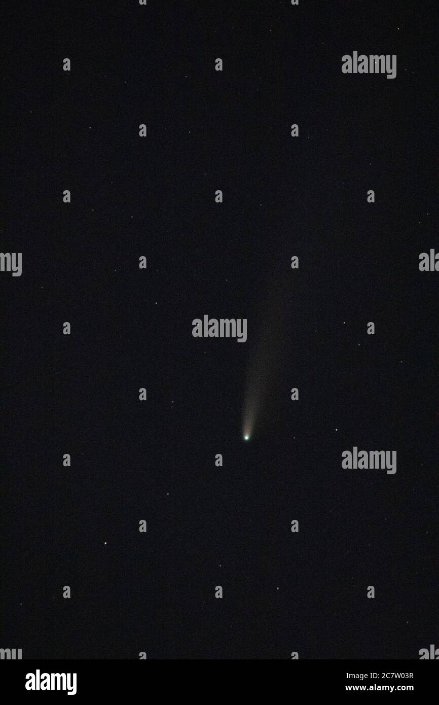 C/2020 F3 (NEOWISE) oder Comet NEOWISE, gesehen über der Themsemündung in England, 17. Juli 2020. Foto mit einem 400-mm-Objektiv. Stockfoto