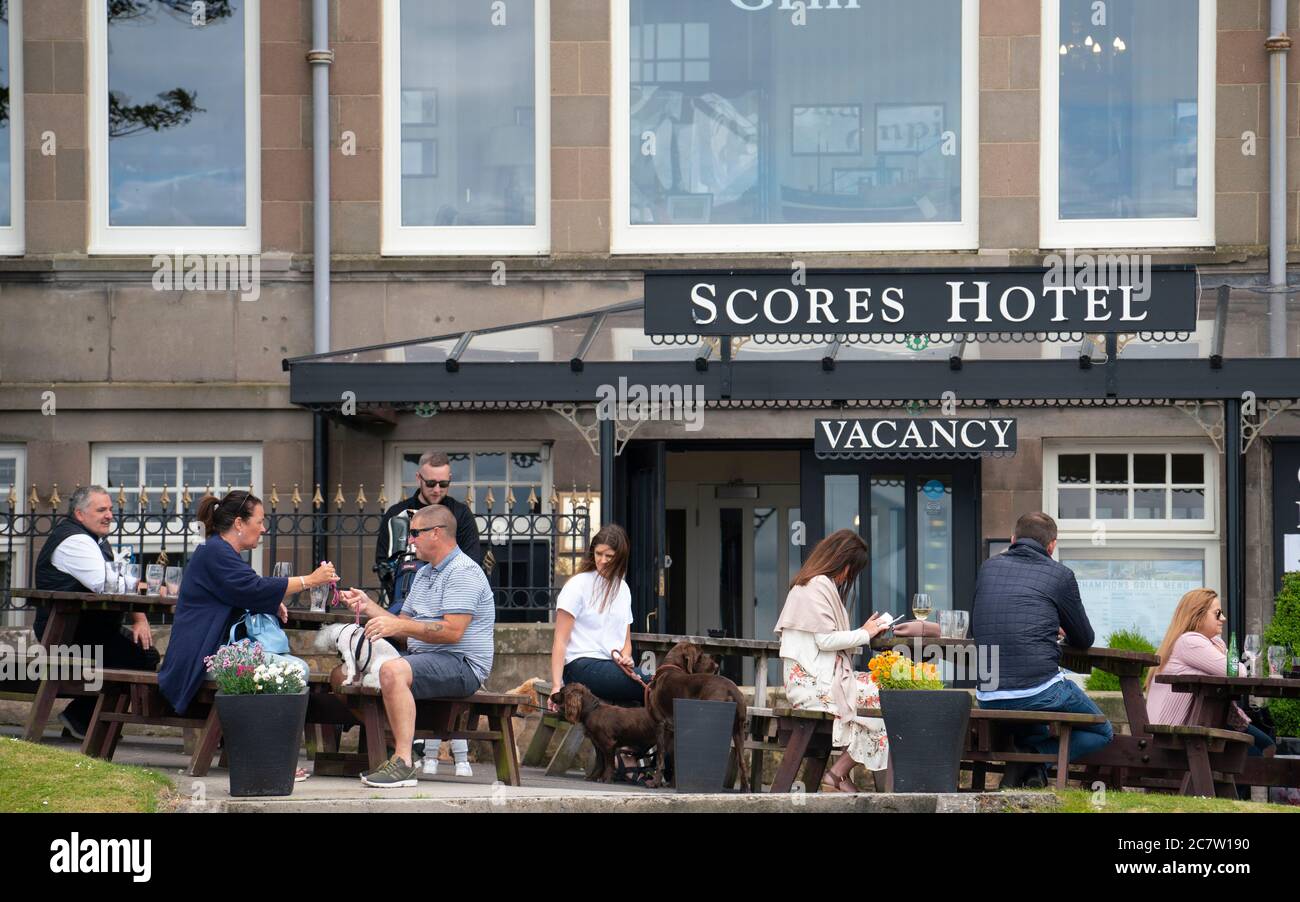 Leute, die draußen an Tischen im Scores Hotel in St Andrews, Fife, Schottland, Großbritannien essen Stockfoto