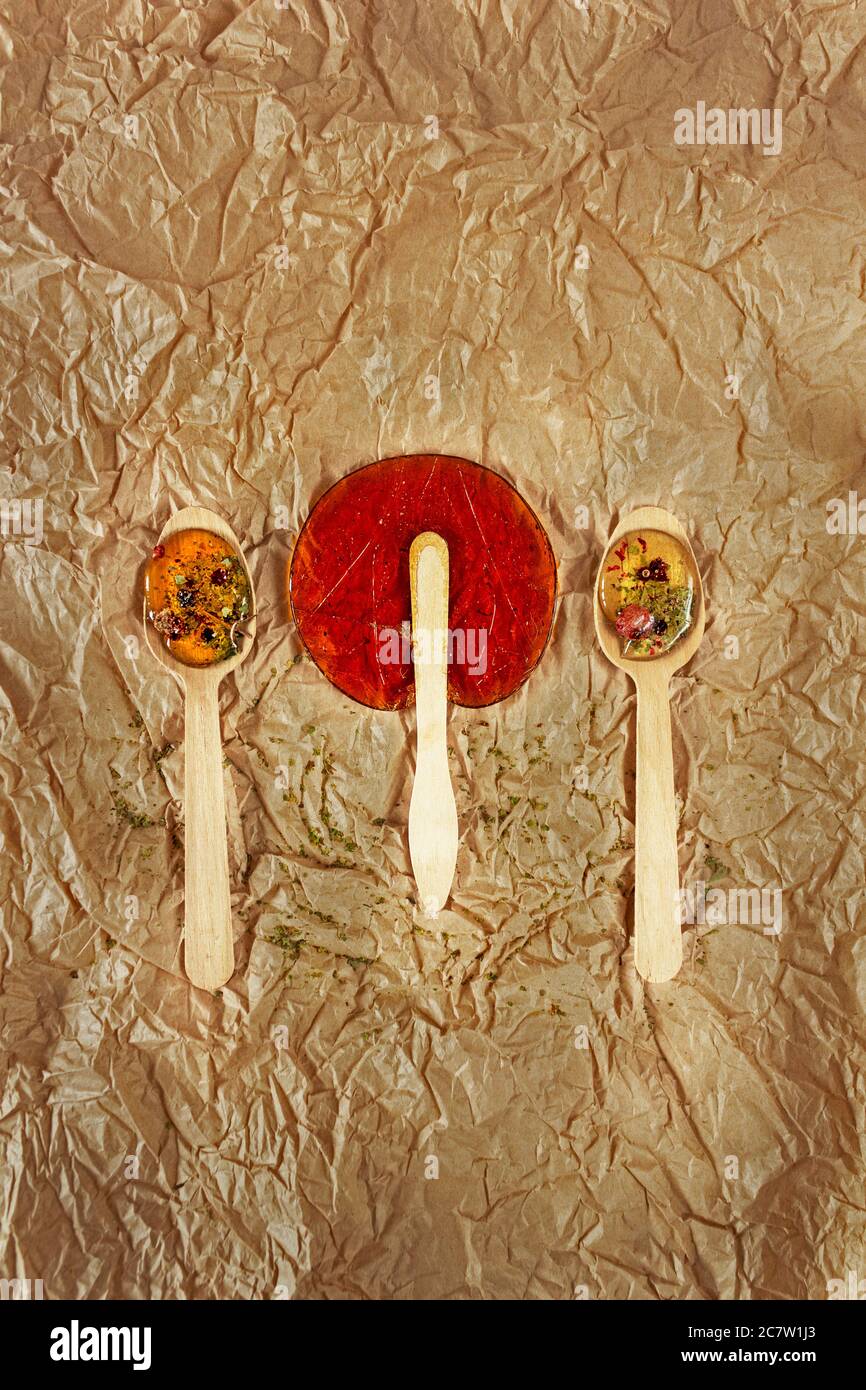 Natürliche Bio Lutscher, handgemachte Süßigkeiten auf einem Holzstab Stockfoto