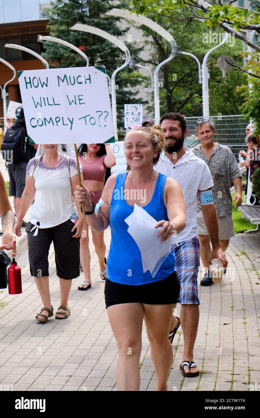 Ottawa, Kanada. Juli 2020. Miranda Remillard führte eine Menschenmenge von etwa hundert zu Fuß vom Rathaus zum kanadischen Parlament, um gegen die aktuellen Stadtgesetzgebung zu protestieren, die das Tragen von Masken an allen öffentlichen Orten in der Stadt vorschreibt. Die Menge nutzt auch Gelegenheit, um ihren Unmut gegenüber allen Regierungsebenen im Zusammenhang mit den während der Pandemie verhängten Richtlinien zu zeigen, die bis heute mehr als 8800 Menschen im ganzen Land getötet hat. Stockfoto