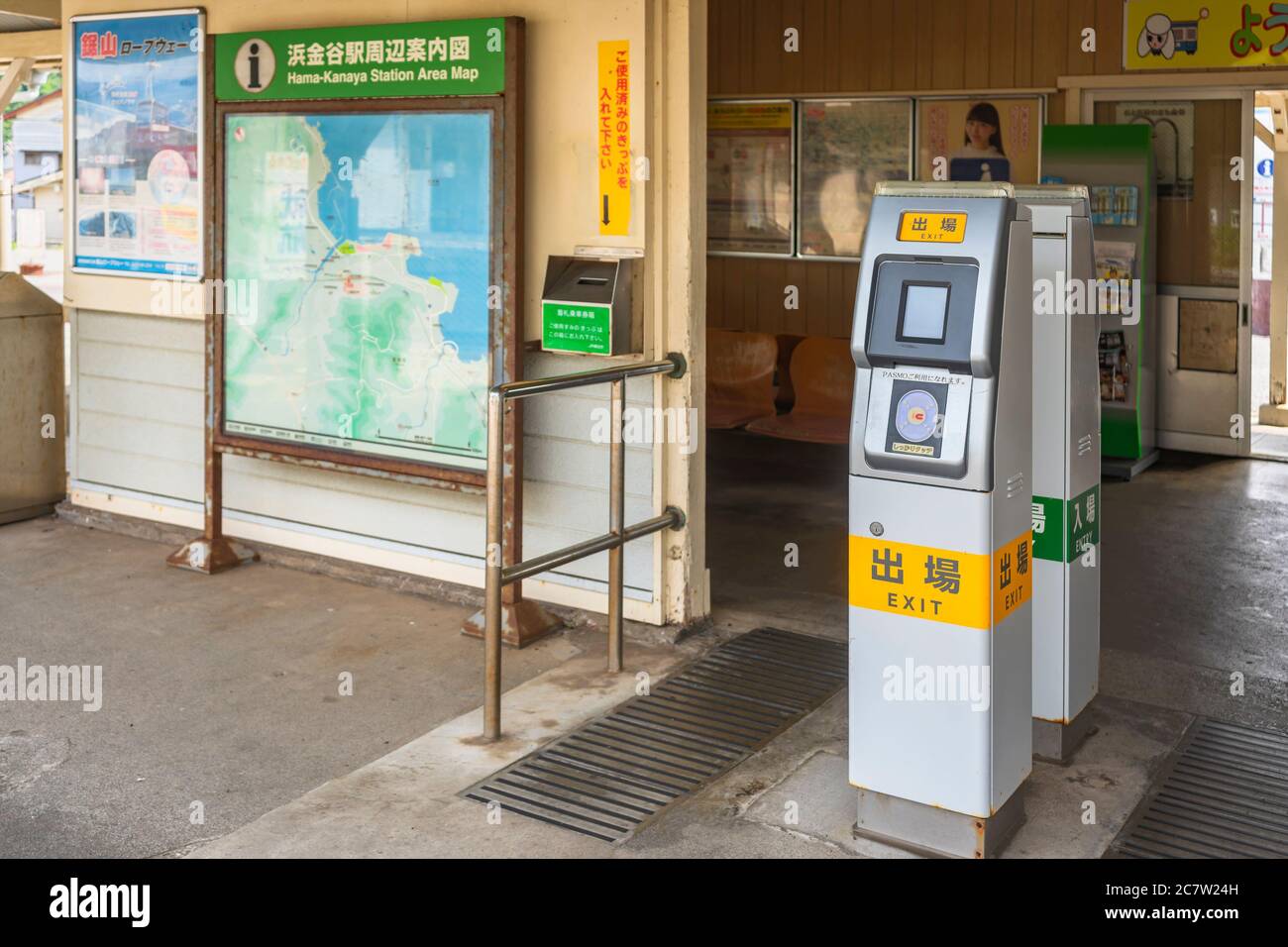 chiba, japan - juli 18 2020: Zug ic Card elektronische Validator Kiosk in der lokalen Hama-Kanaya Station entlang der Bucht von Tokio in der Präfektur Chiba Stockfoto