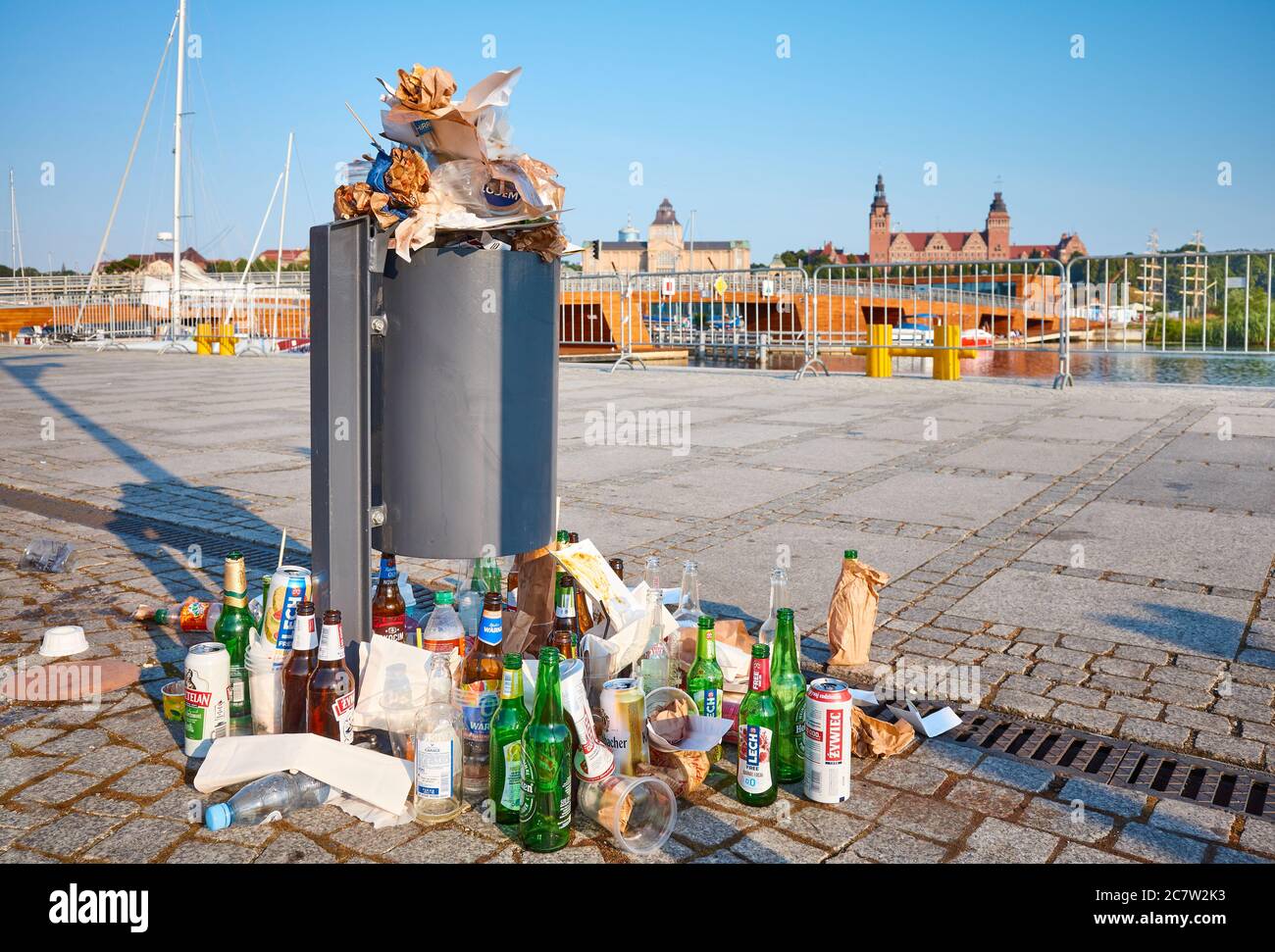 Stettin, Polen - 19. Juli 2020: Morgenansicht eines überfließenden Müllkissenbodens auf dem Bürgersteig der Lasztownia Insel Boulevard. Stockfoto