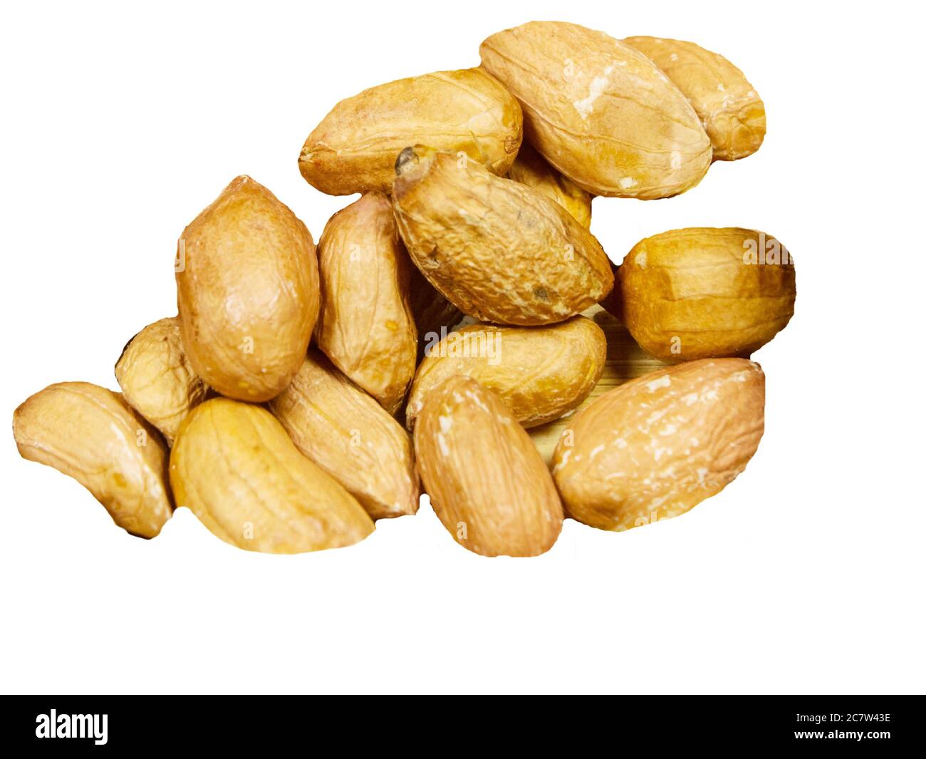 Verstreute Nüsse. Isoliert auf Weiß Stockfoto
