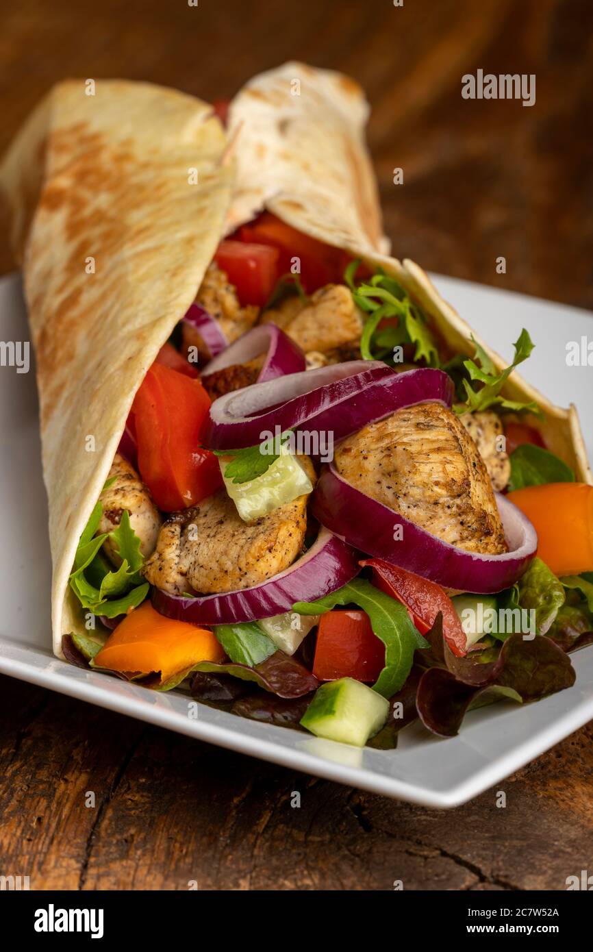 dürüm Sandwich-Wrap auf Holz Stockfoto