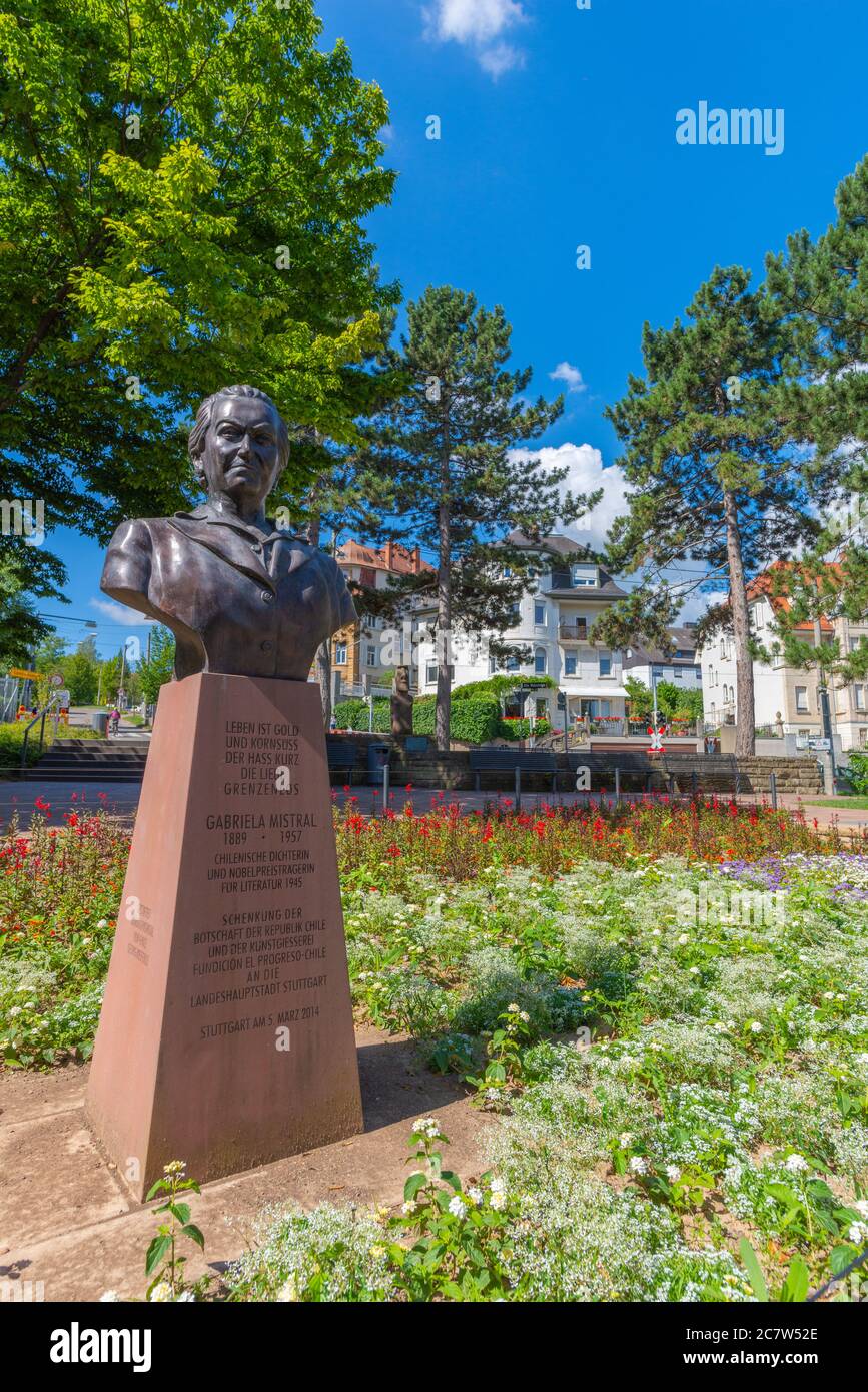 Santiago-de-Chile-Platz mit Büste der chilenischen Toristin Gabriela Mistral, Stadtteil Haigst, Hauptstadt Stuttgart, Baden-Württemberg, Süddeutschland Stockfoto