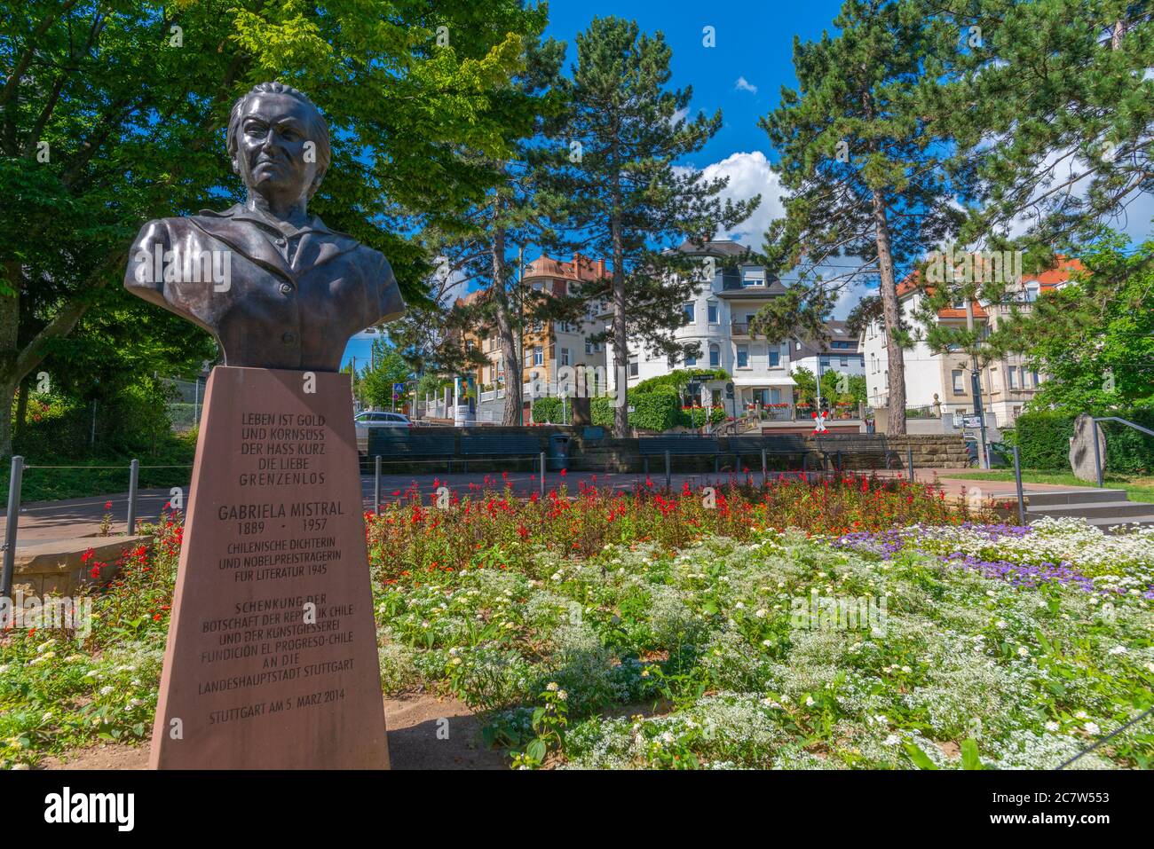 Santiago-de-Chile-Platz mit Büste der chilenischen Toristin Gabriela Mistral, Stadtteil Haigst, Hauptstadt Stuttgart, Baden-Württemberg, Süddeutschland Stockfoto