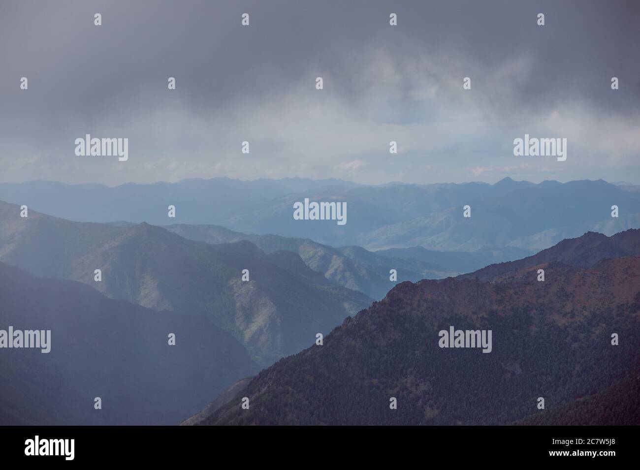 Regenwolken vor der Kulisse der hohen Berge im Altai-Gebirge Stockfoto