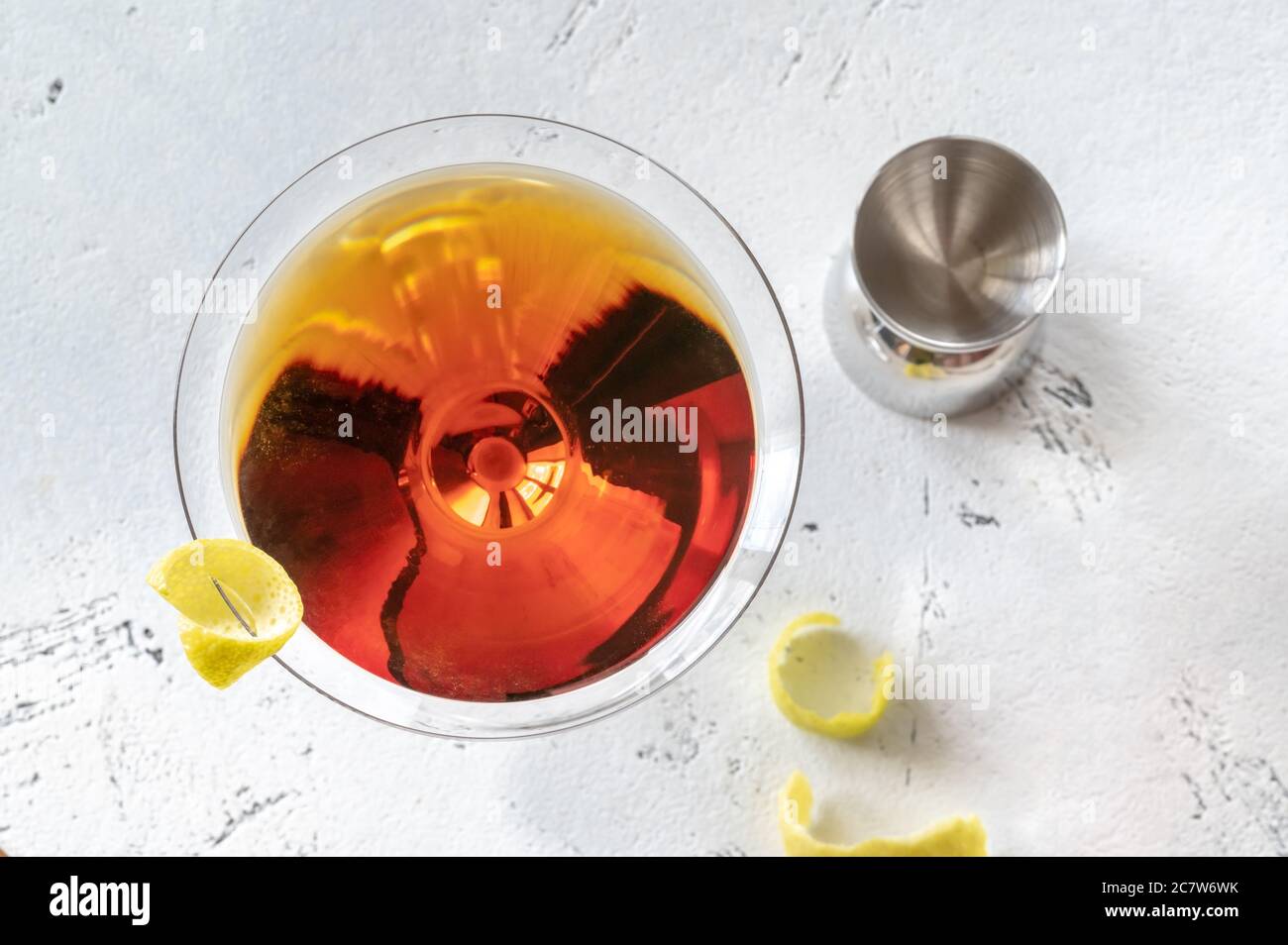 Ein Glas Martinez Cocktail garniert mit Zitronenschale Stockfoto