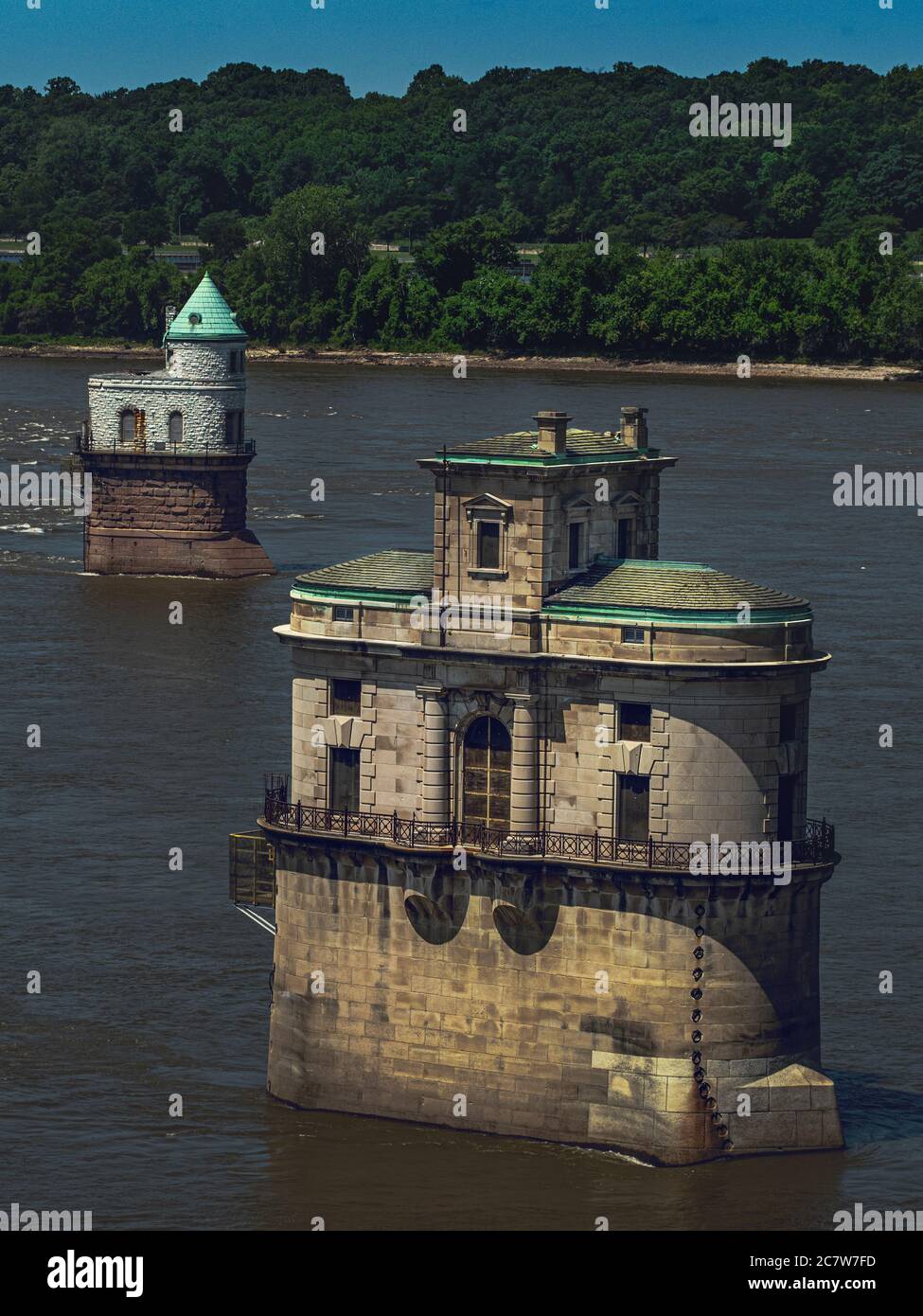 Saint Louis, MO--Jul 18, 2020; Granit Ziegel und Kupfer Burg wie Strukturen und ehemalige Stadt Wassereinrichtung Einlass Türme sitzen in Mississippi River i Stockfoto