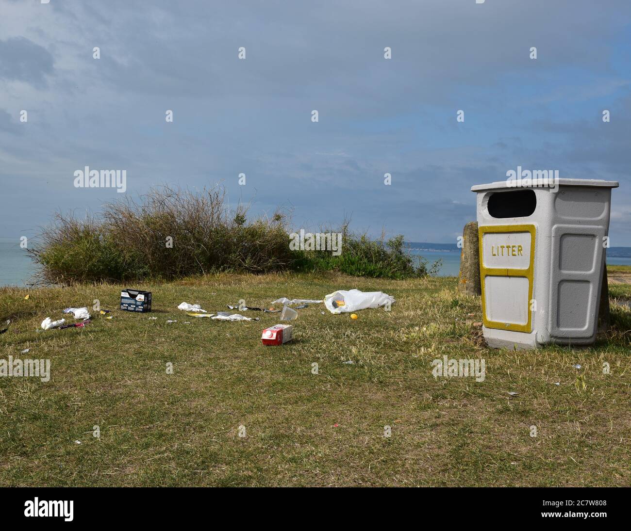 Ein Mülltonnen mit Müll in der Nähe am Meer in Bexhill, Sussex, England, Großbritannien. Stockfoto