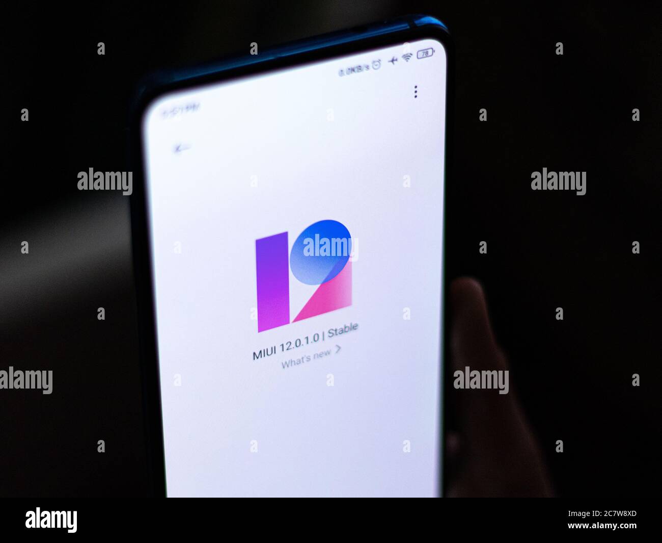 Assam, indien - 19. Juli 2020 : MIUI 12 Logo. Es ist eine benutzerdefinierte android-Skin von xiaomi. Stockfoto