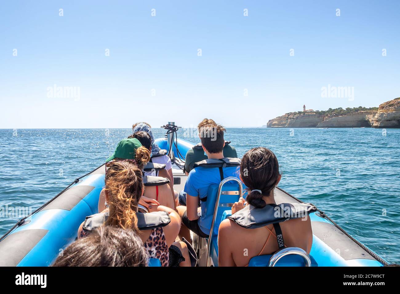 Eine Gruppe von Touristen in einem Boot, das die Höhlen von Benagil besucht Stockfoto