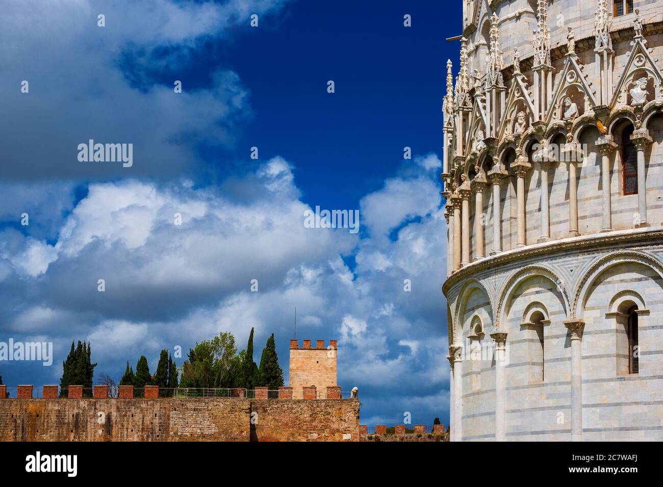 Pisa berühmte mittelalterliche Denkmäler, Taufkapelle und alte Stadtmauern, jetzt für die Öffentlichkeit geöffnet Stockfoto