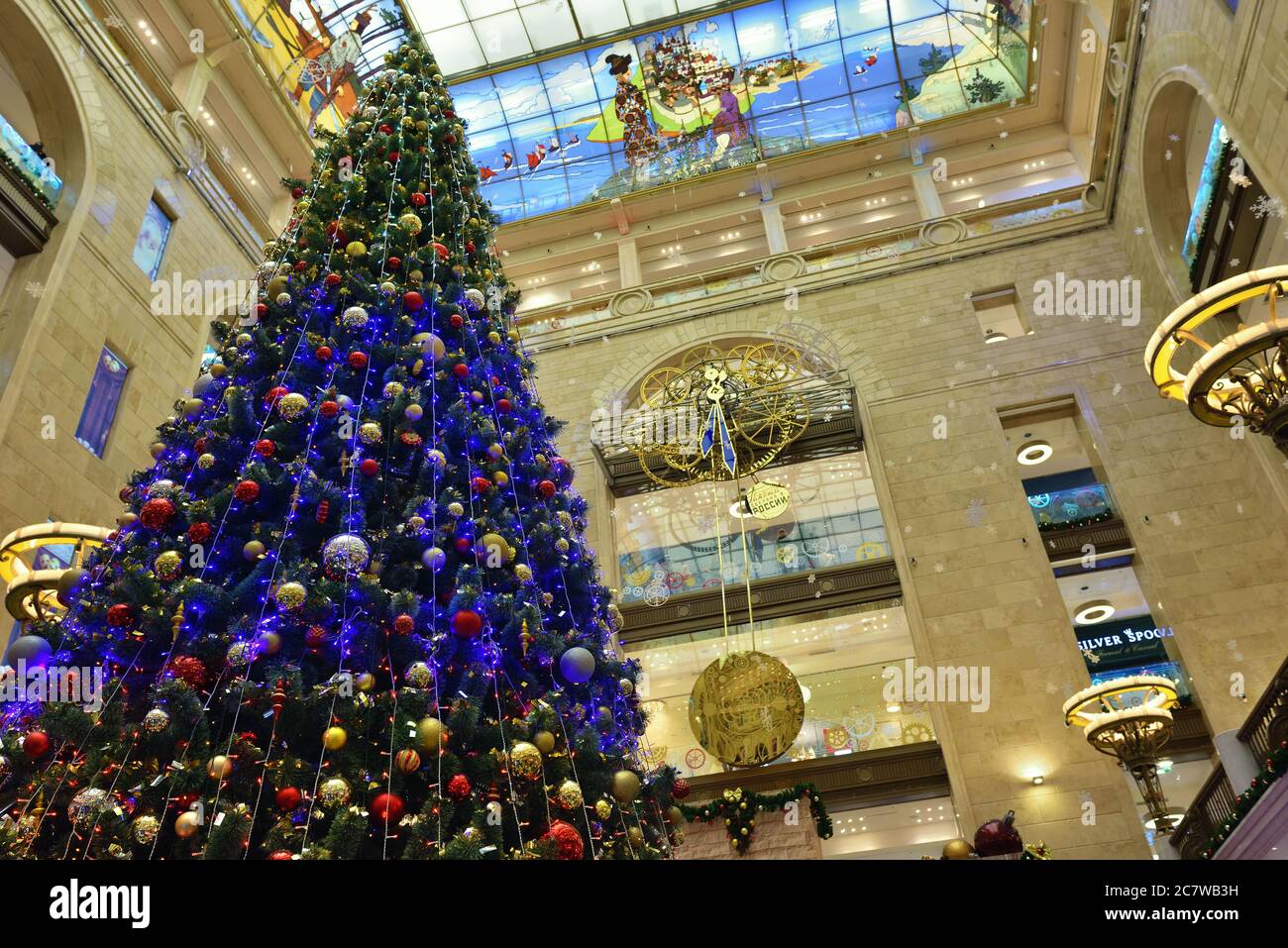 MOSKAU, RUSSLAND - 5. JAN 2016: Großer weihnachtsbaum und Innenräume des Hauptkinderhandels am Vorabend von Weihnachten und Neujahr, whic Stockfoto